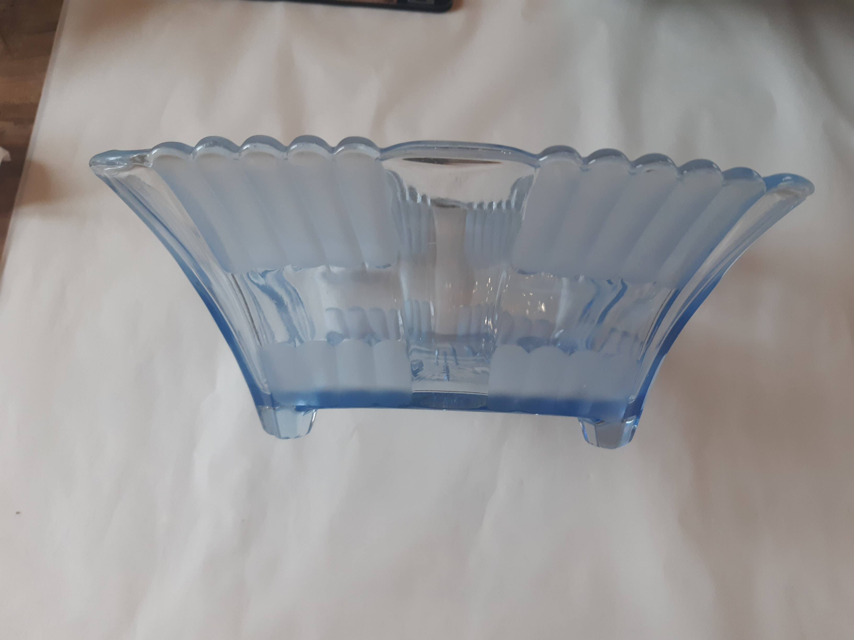 Coupe à fruit en verre poli transparent bleu
