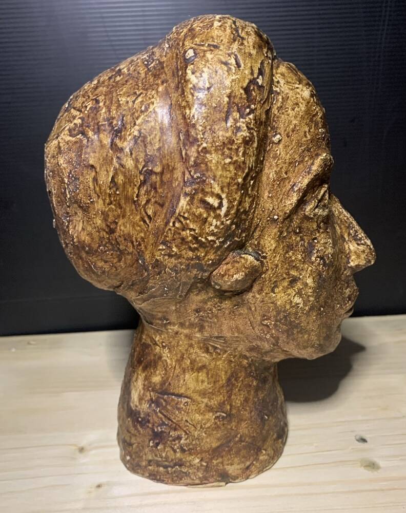 Brutalist head in varnished plaster