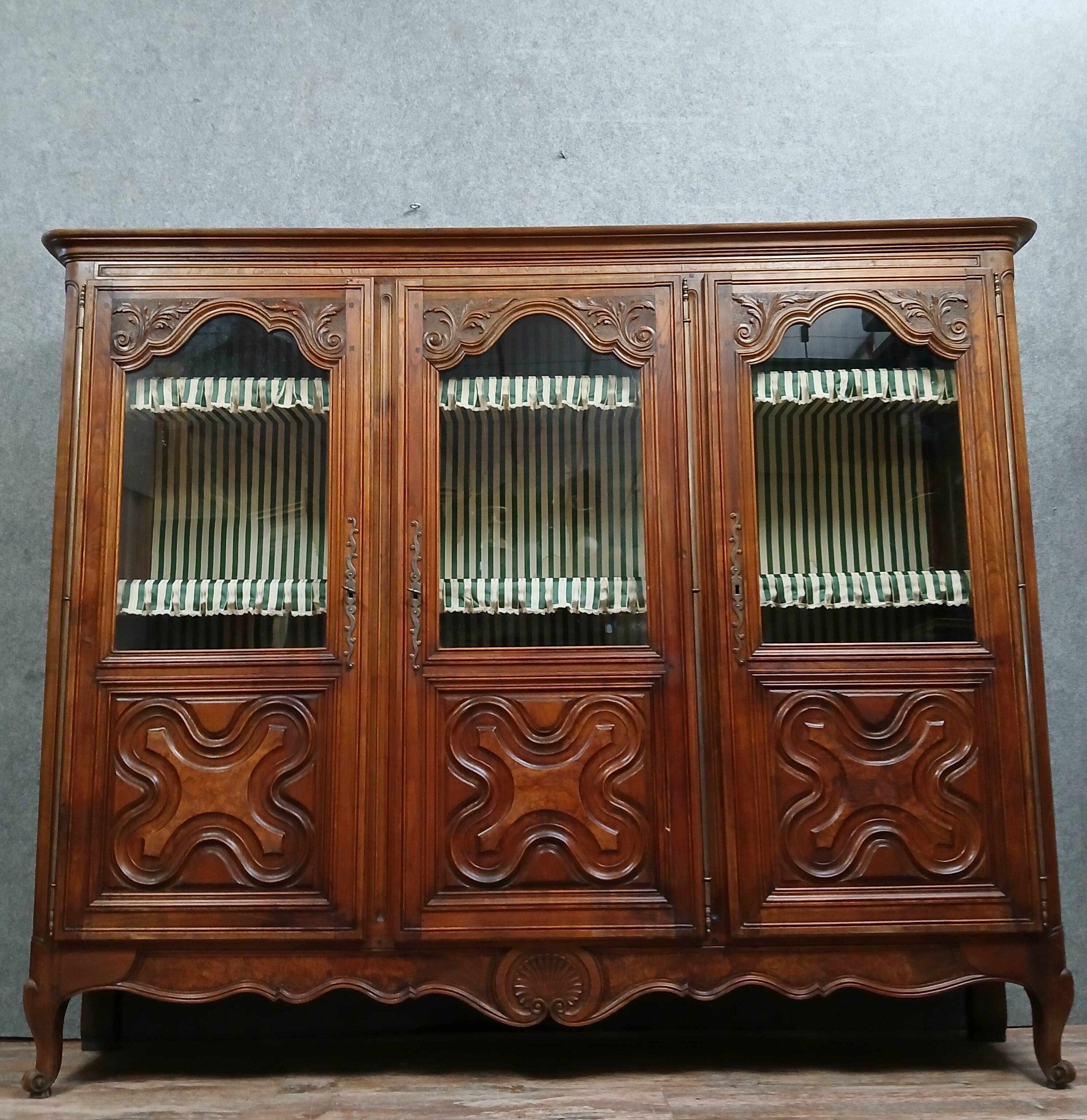 Louis XV style bookcase in walnut circa 1850-1880