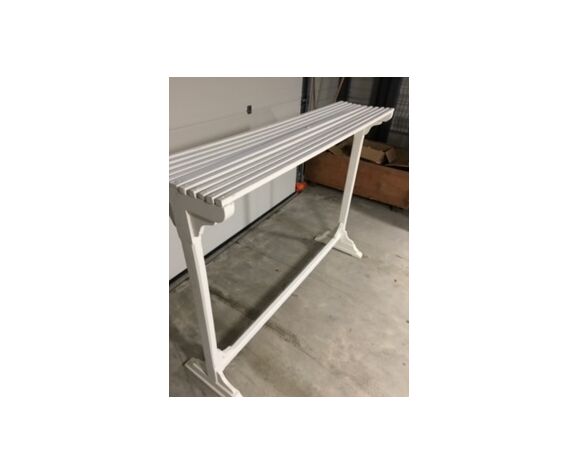 Wearing painted wood cloakroom