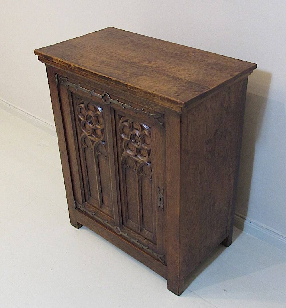 Antiqie Gothic carved oak cabinet, 1860