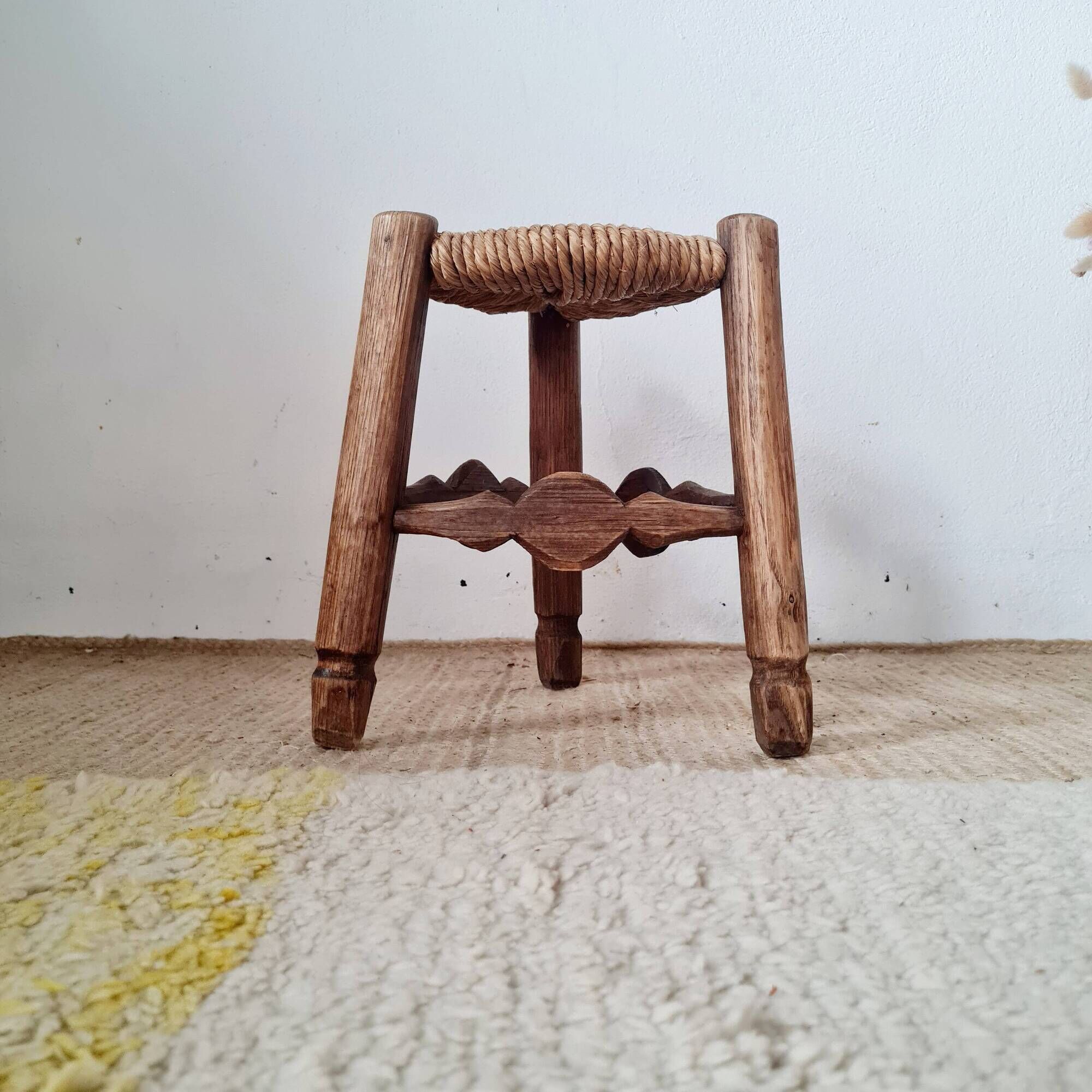 Small stool in wood and straw