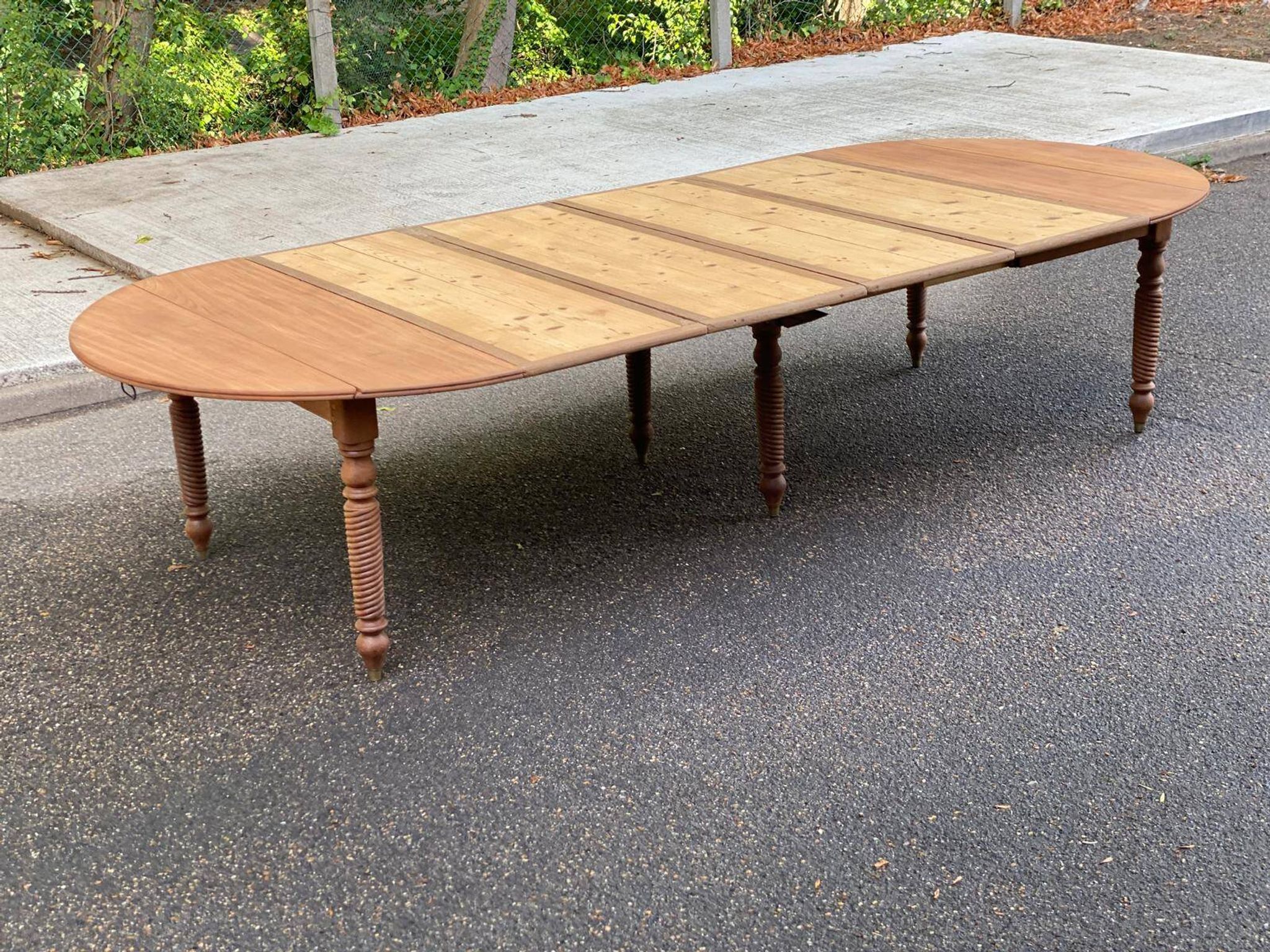 Round extendable banquet table stripped in solid mahogany with 4 extensions, 19th century.
