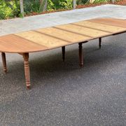 Round extendable banquet table stripped in solid mahogany with 4 extensions, 19th century.