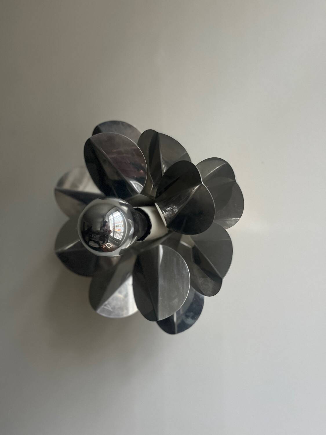 Applique fleur chromée, design 1970