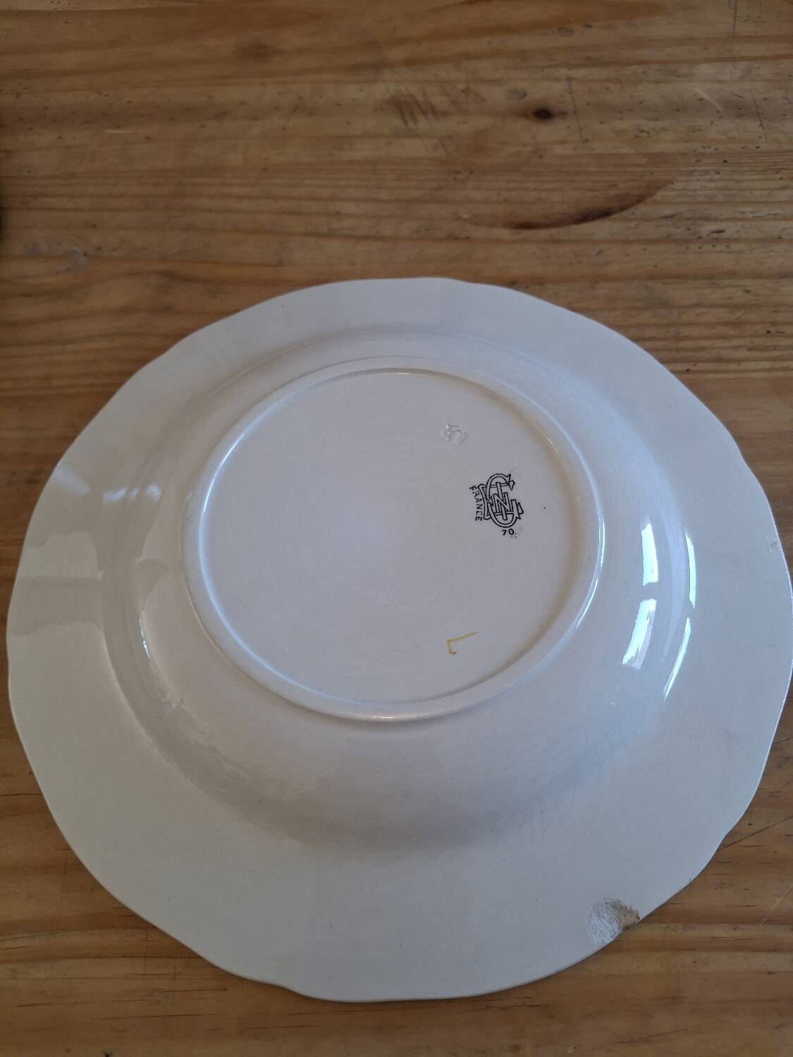 Vintage flat plate in Gien earthenware.