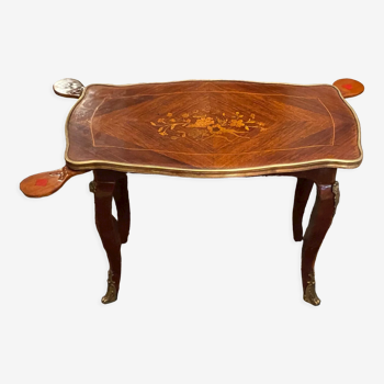 Table basse marquetée bronze style Louis XV avec 4 tablettes escamotables
