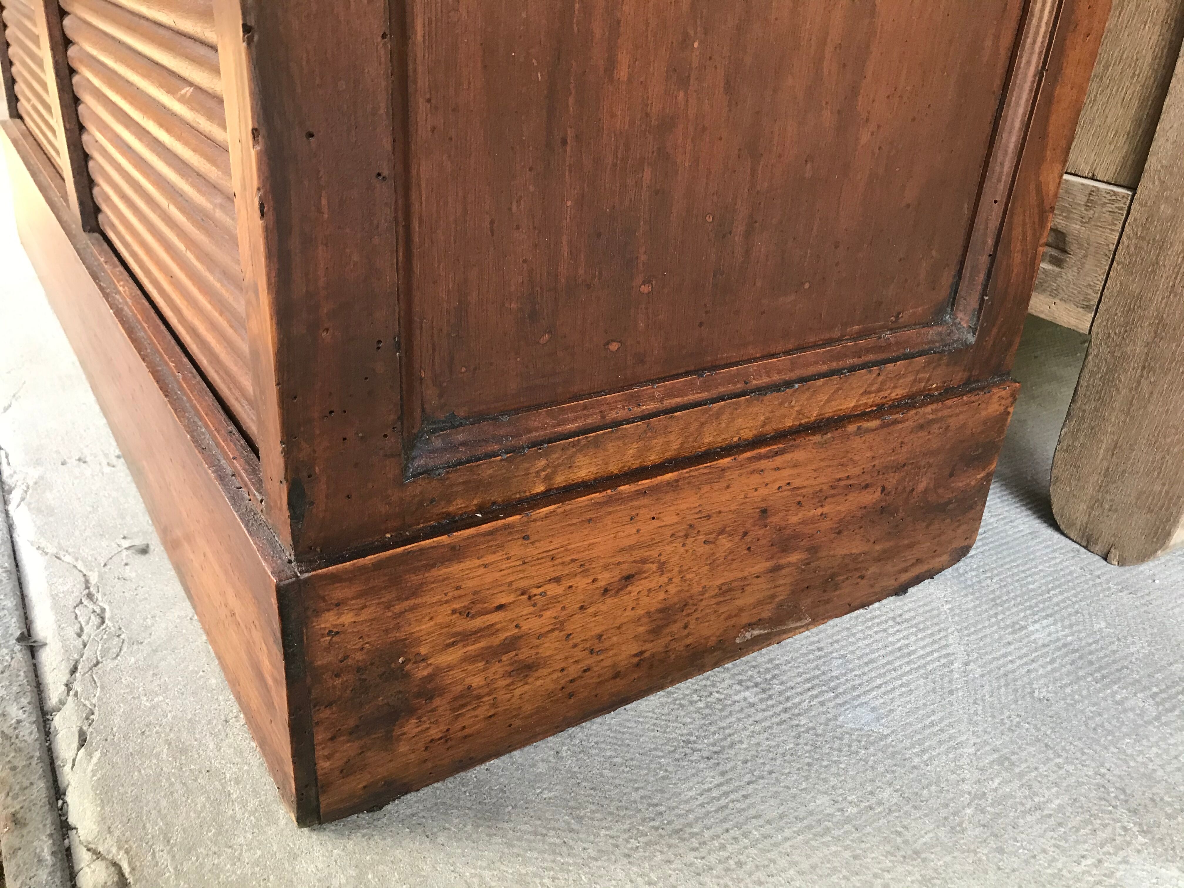 Meuble classeur à rideaux de notaire en noyer