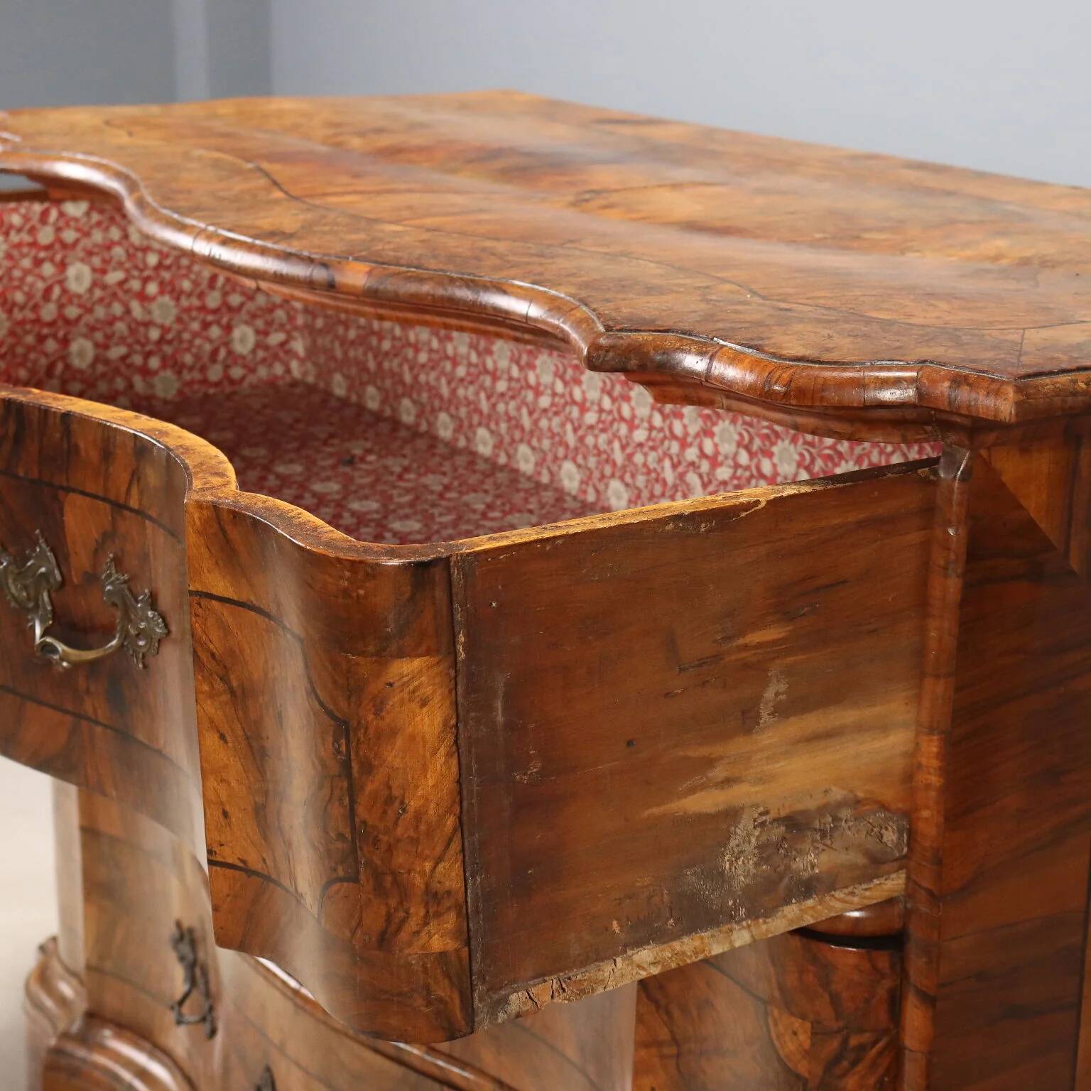 Canterano baroque en noyer et loupe de noyer