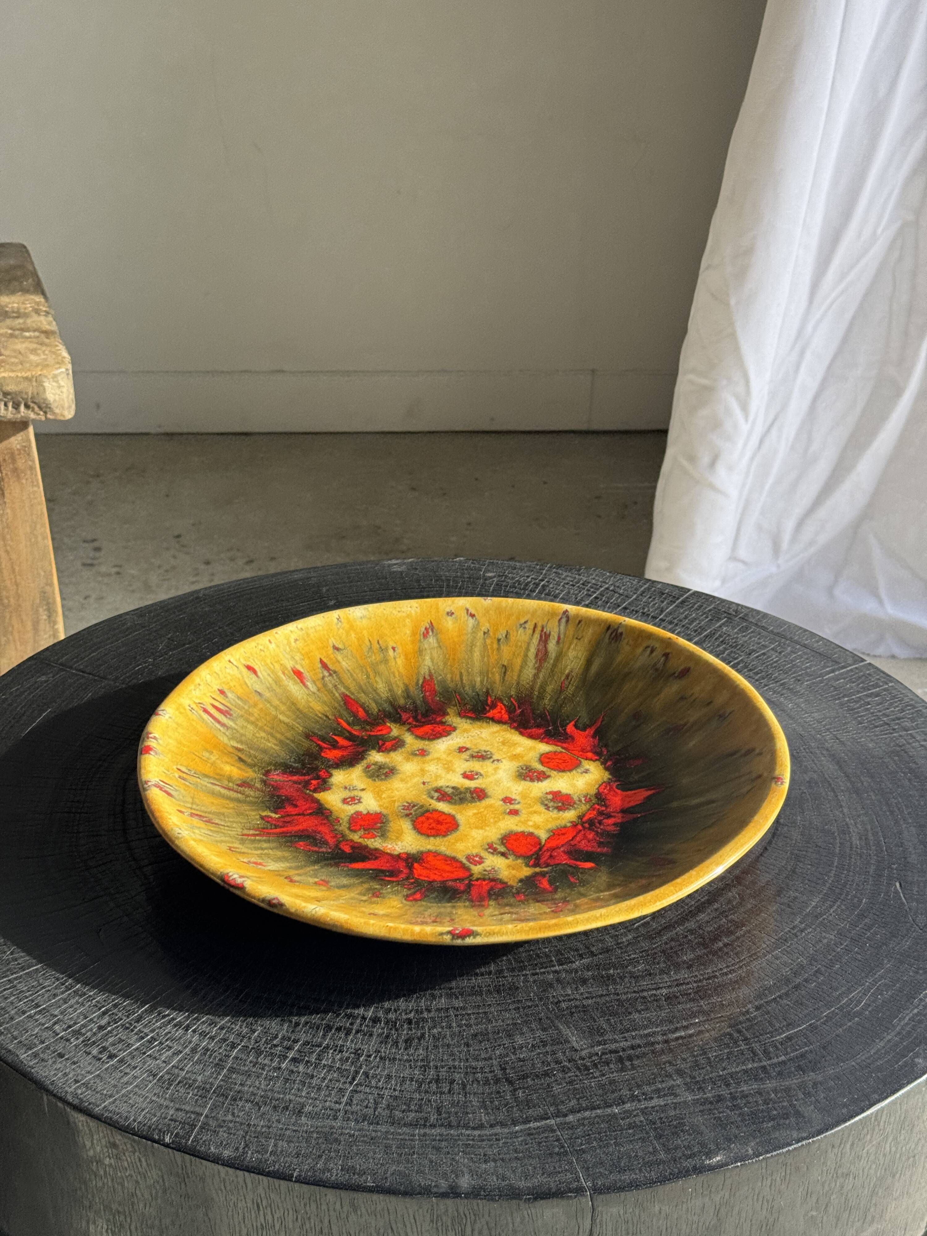 Large circular dish in West Germany style, brand JQ D35 H5.