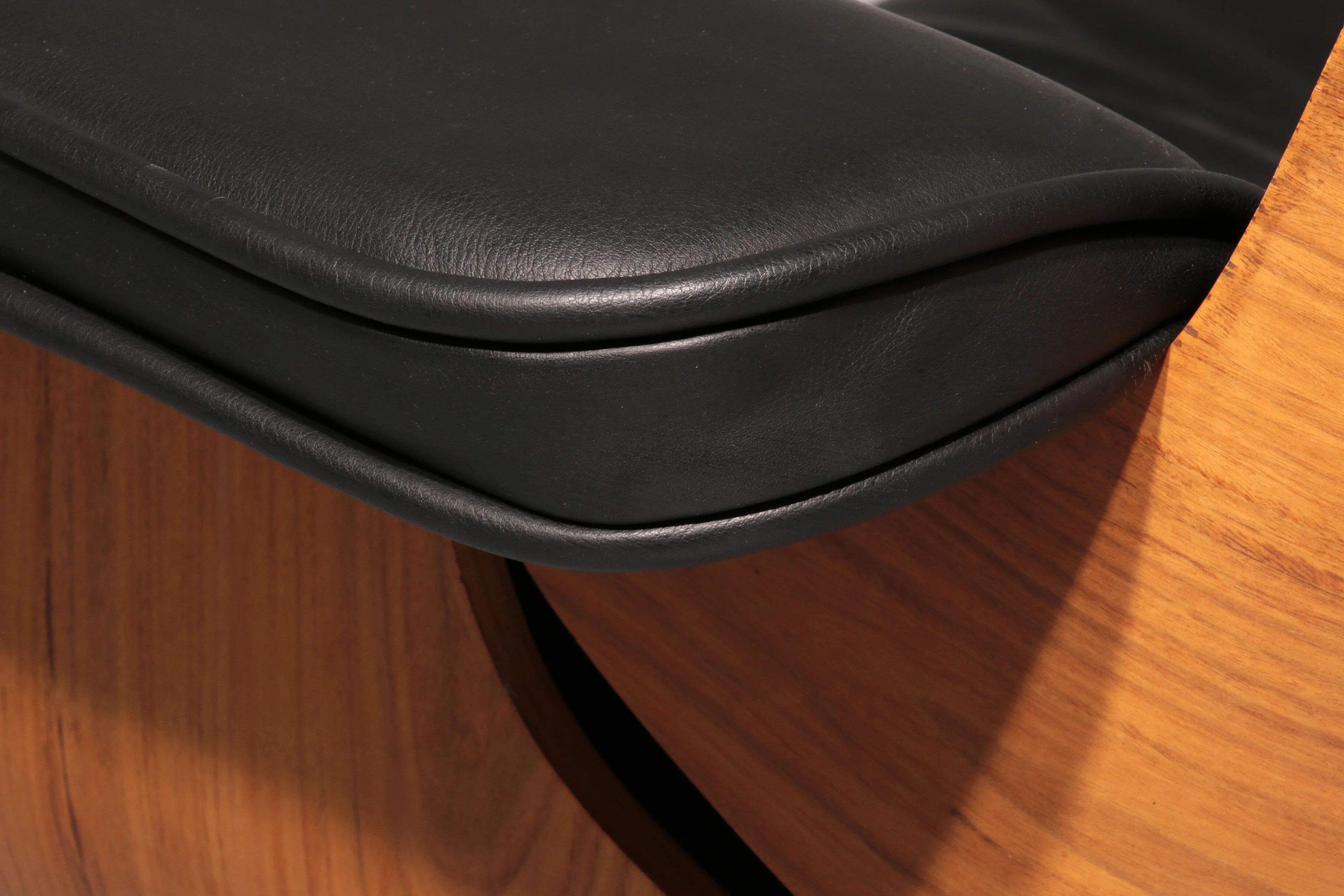 Ensemble de fauteuil et repose-pieds par Charles Eames, années 1960.
