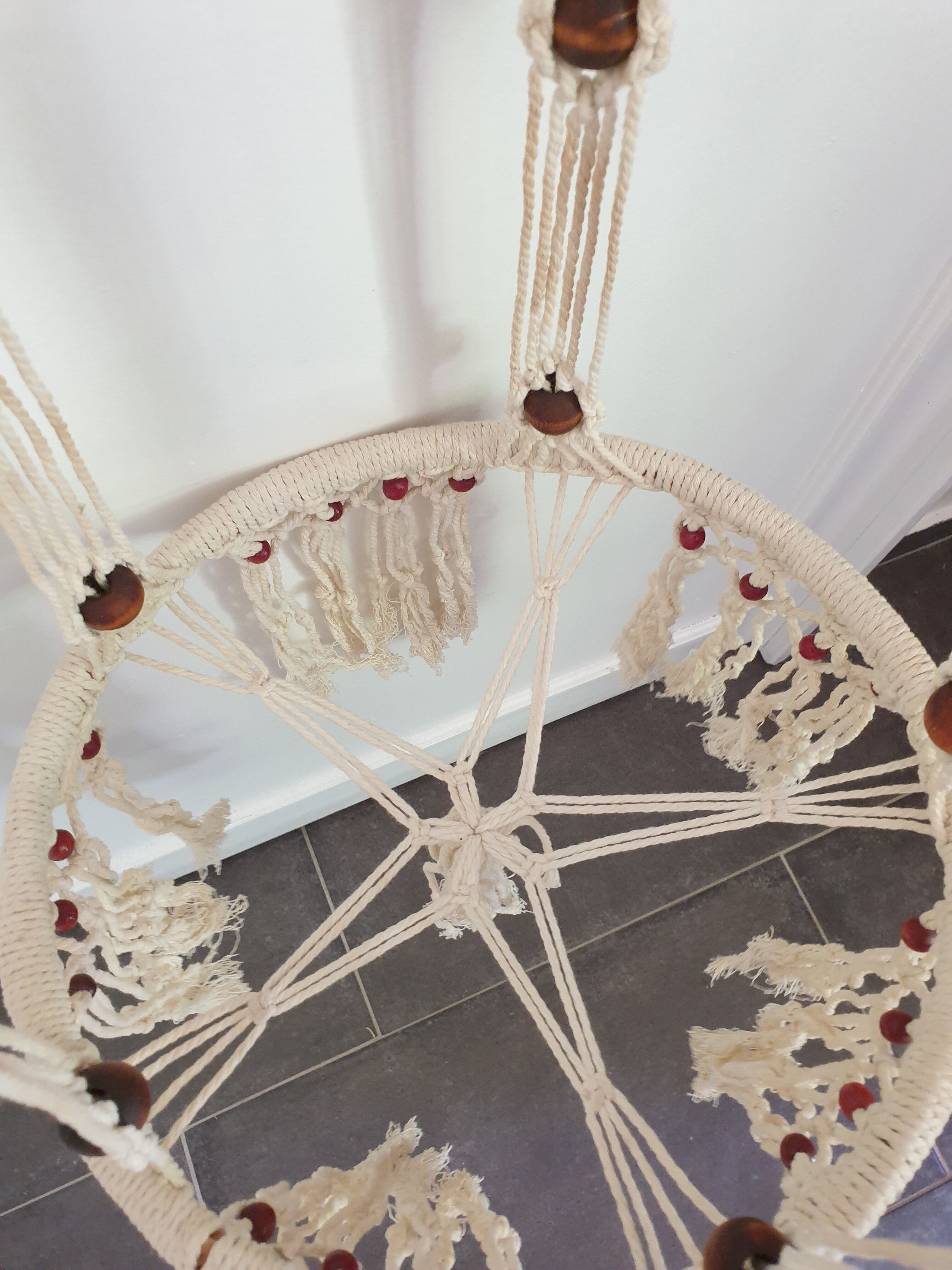 Hanging plant holder in macramé 80s