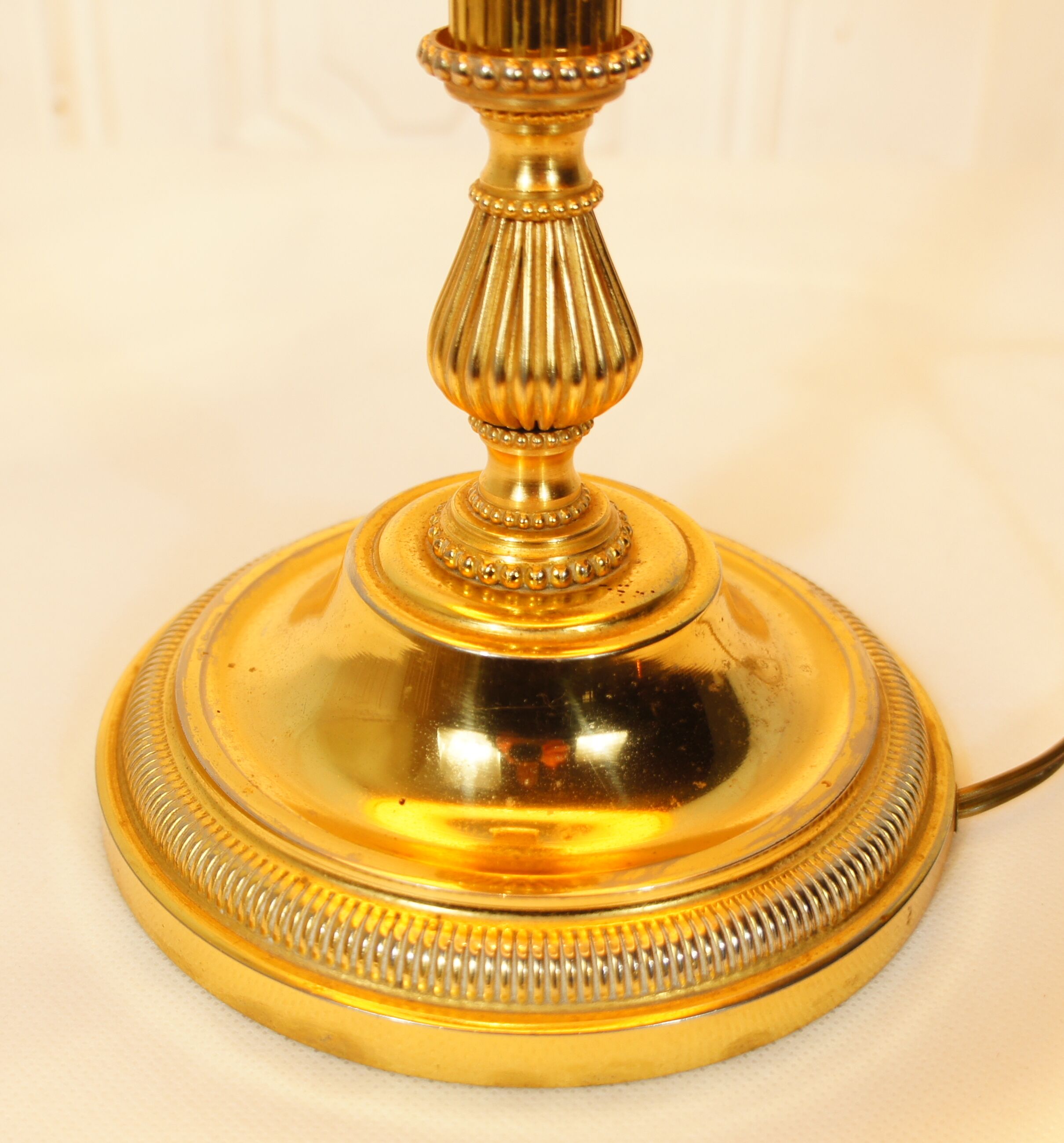 Lampe " médaillon" néo classique en métal doré 1960