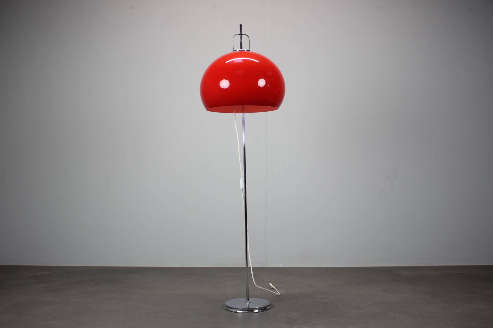 Lampadaire Space Age Guzzini Meblo en plastique et métal chromé, Italie années 1970