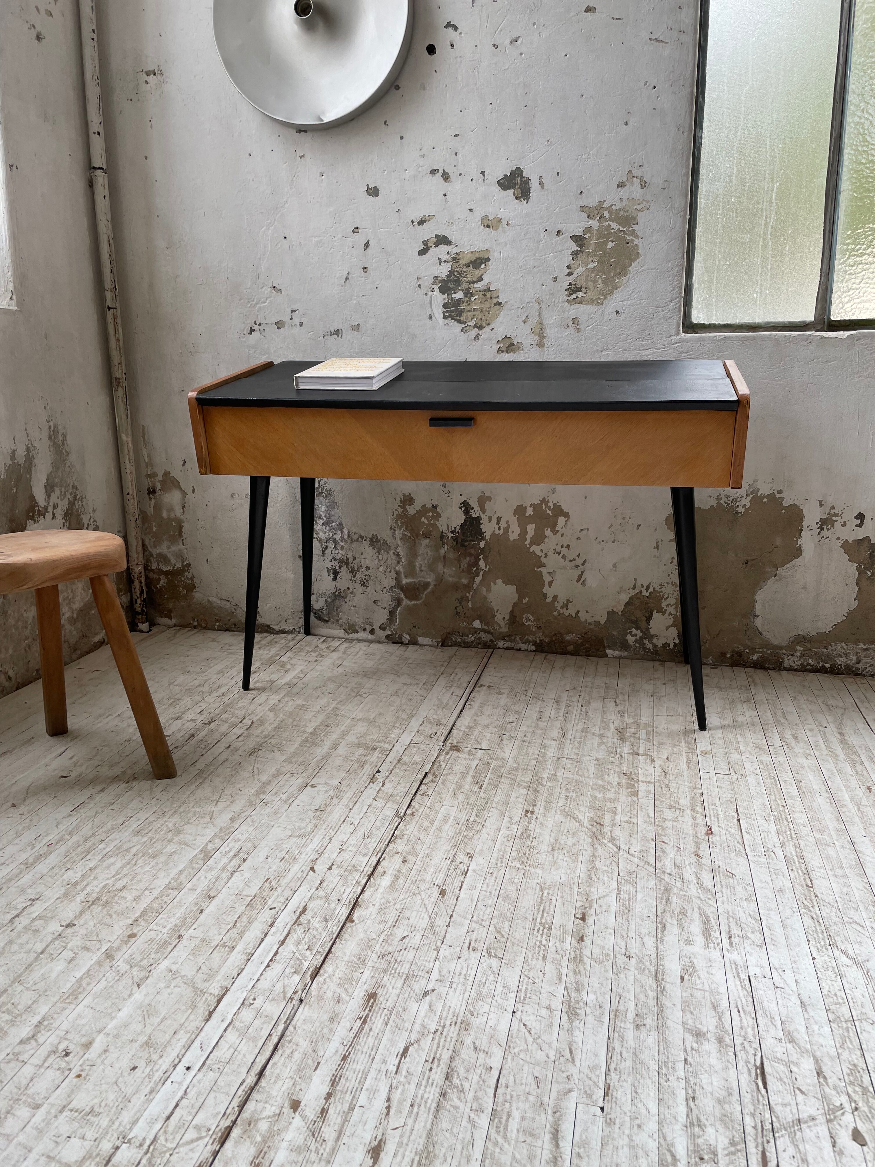 Console desktop feet compass 60s