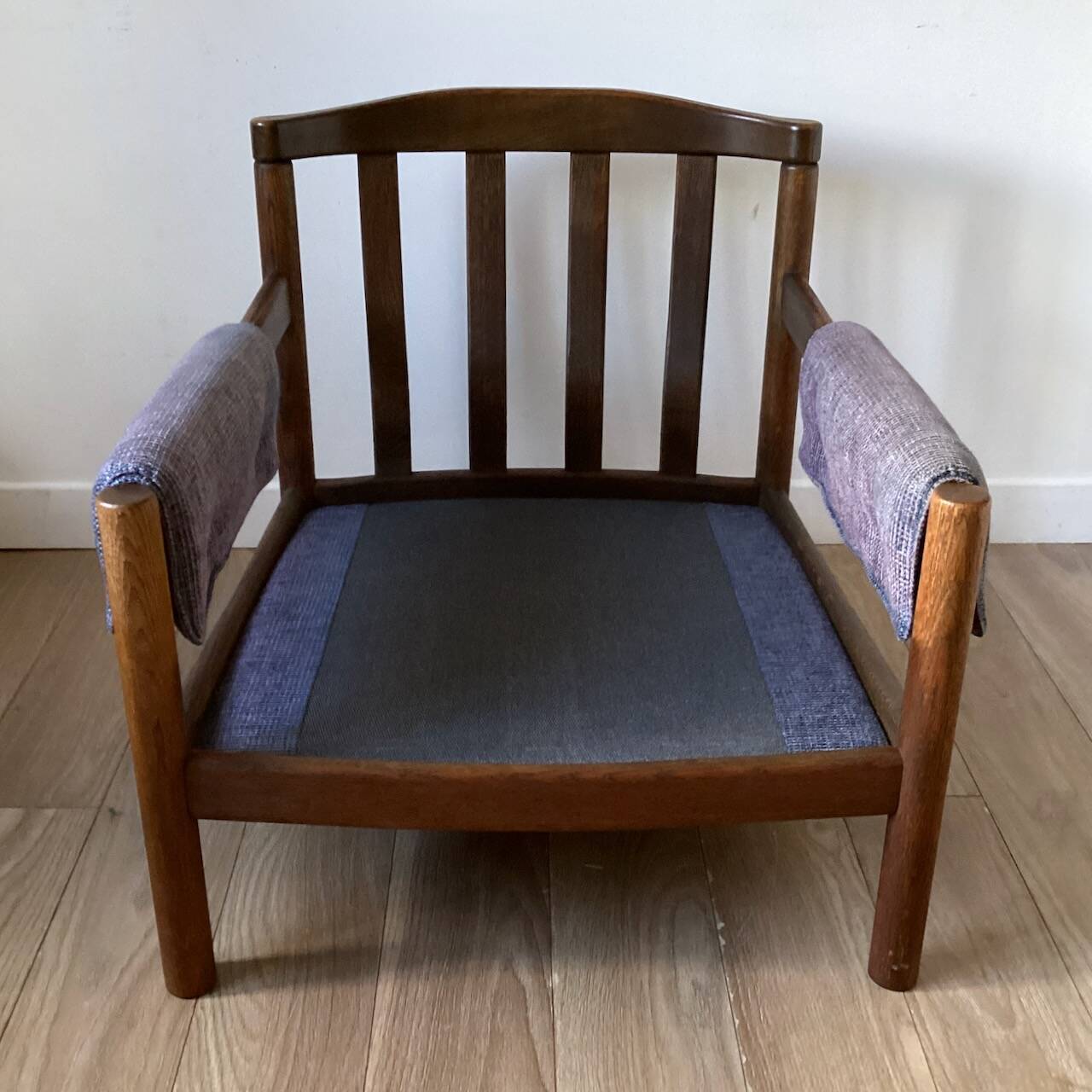 Vintage armchair in wood and blue velvet