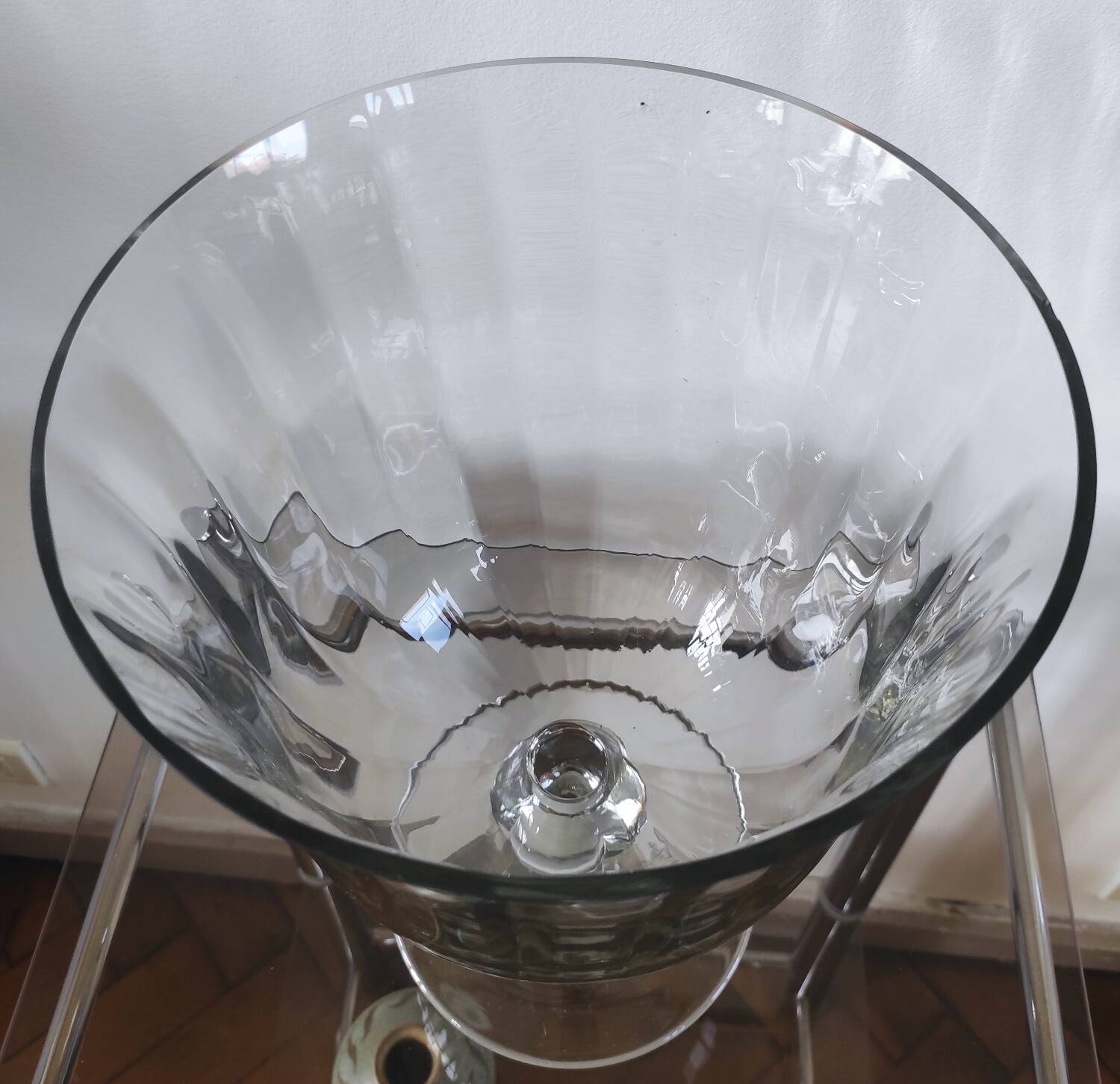 Large Médicis vase in transparent glass on a baluster base.