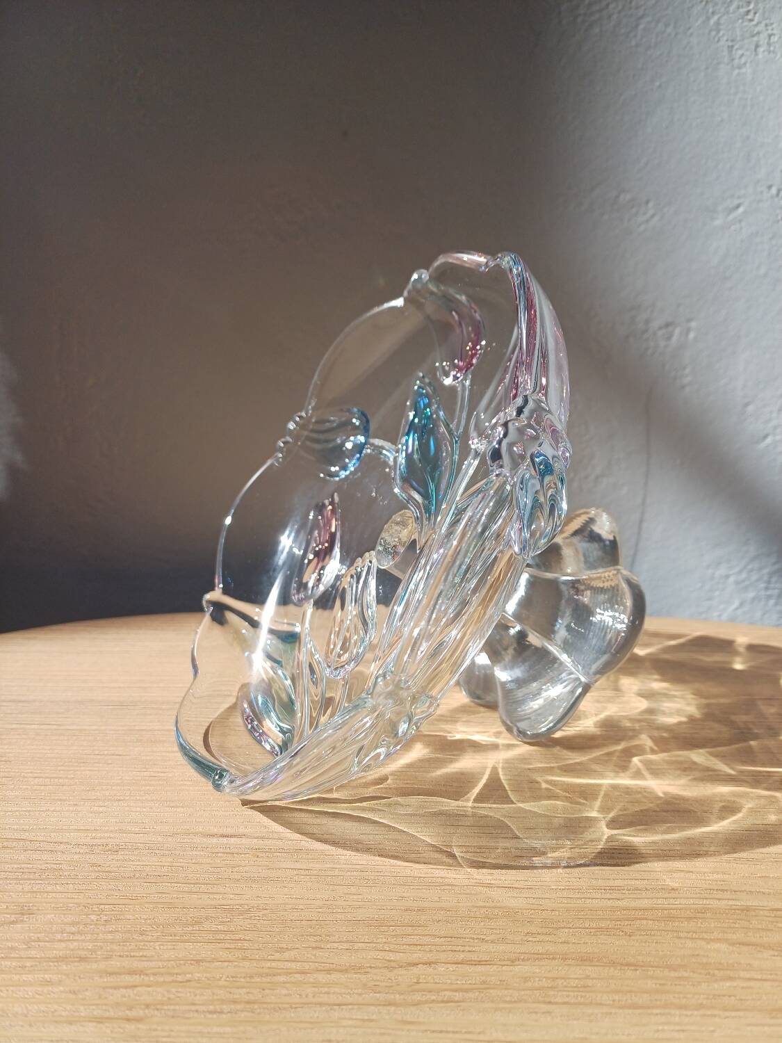 Bol sur pied en verre Mikasa avec tulipes roses et bleues