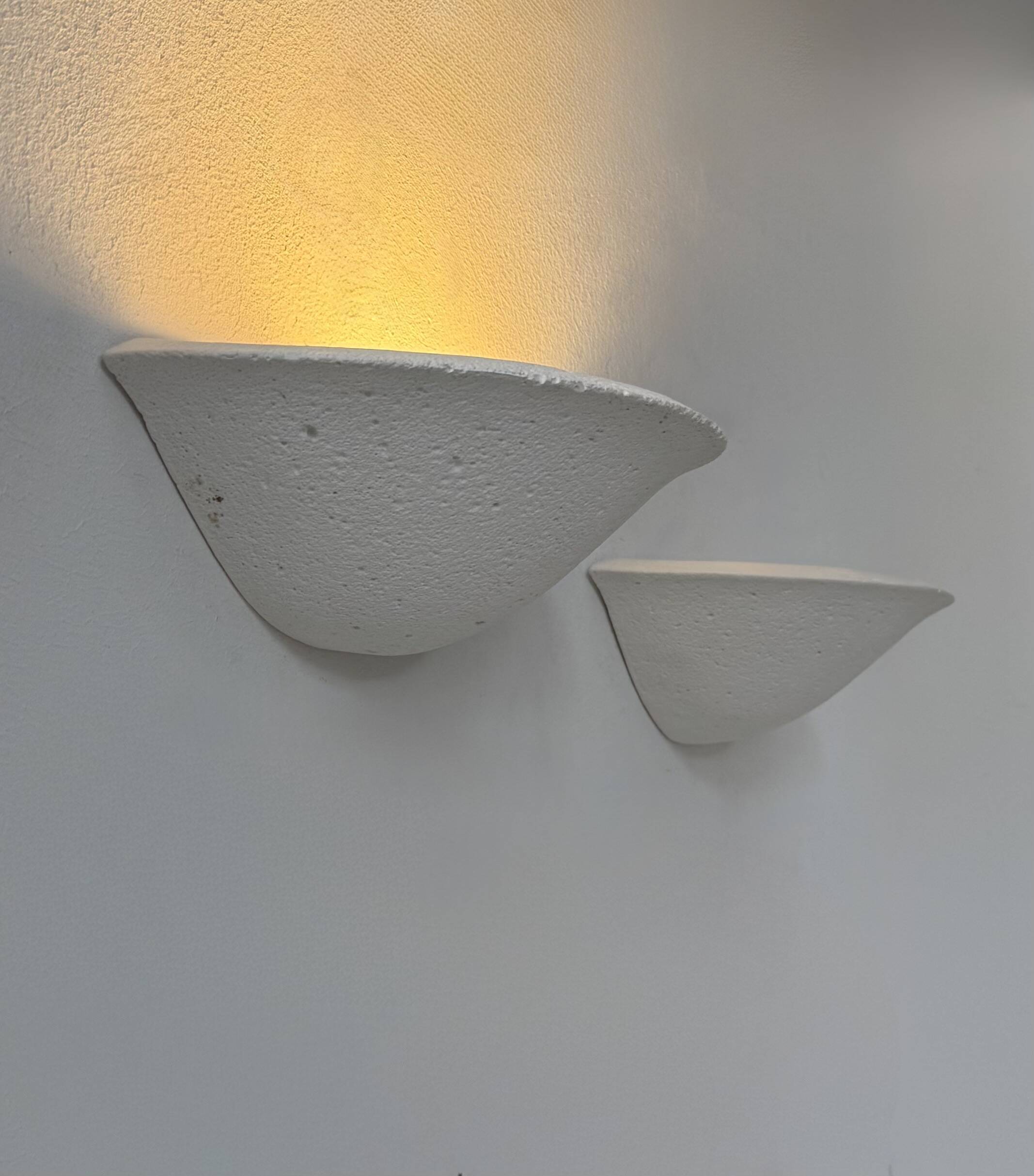 Paire d’applique vintage, plâtre blanc mat façon pierre, France, 1970