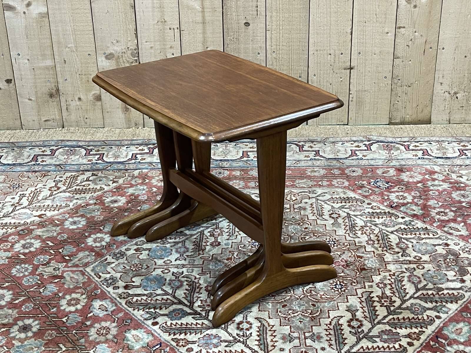 Suite de 3 tables gigognes en teck des années 70