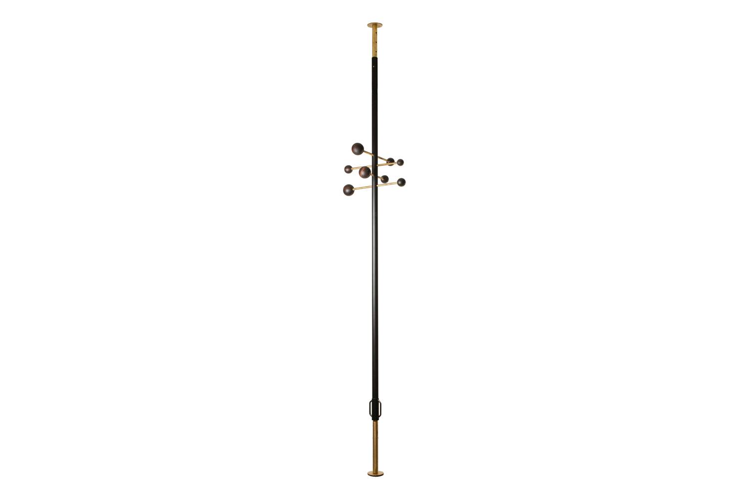 Portemanteau du sol au plafond en métal laqué et laiton. Contemporain.