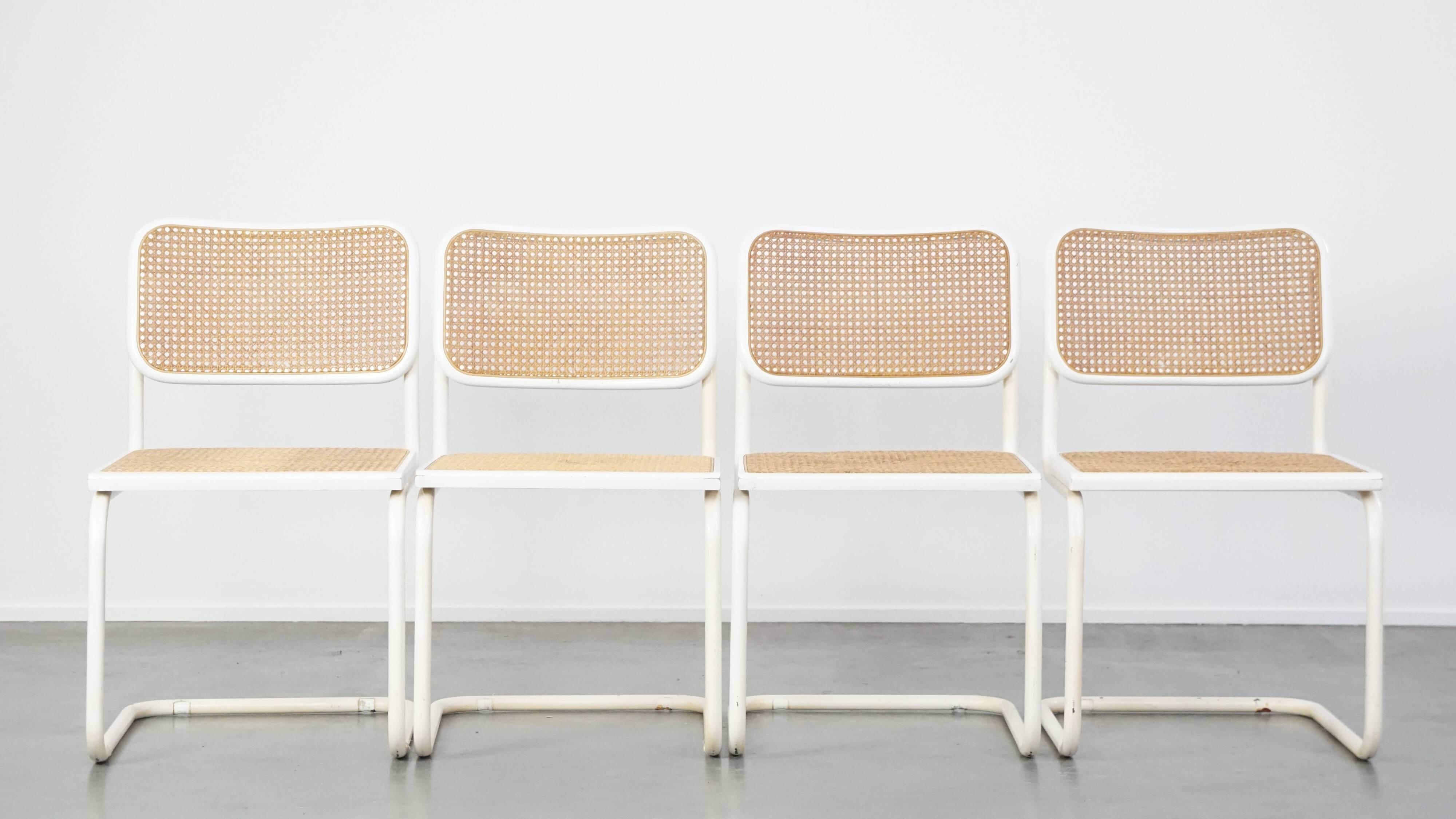 Lot de 4 chaises de salle à manger blanches au design vintage dans le style de Marcel Breuer avec assise en osier