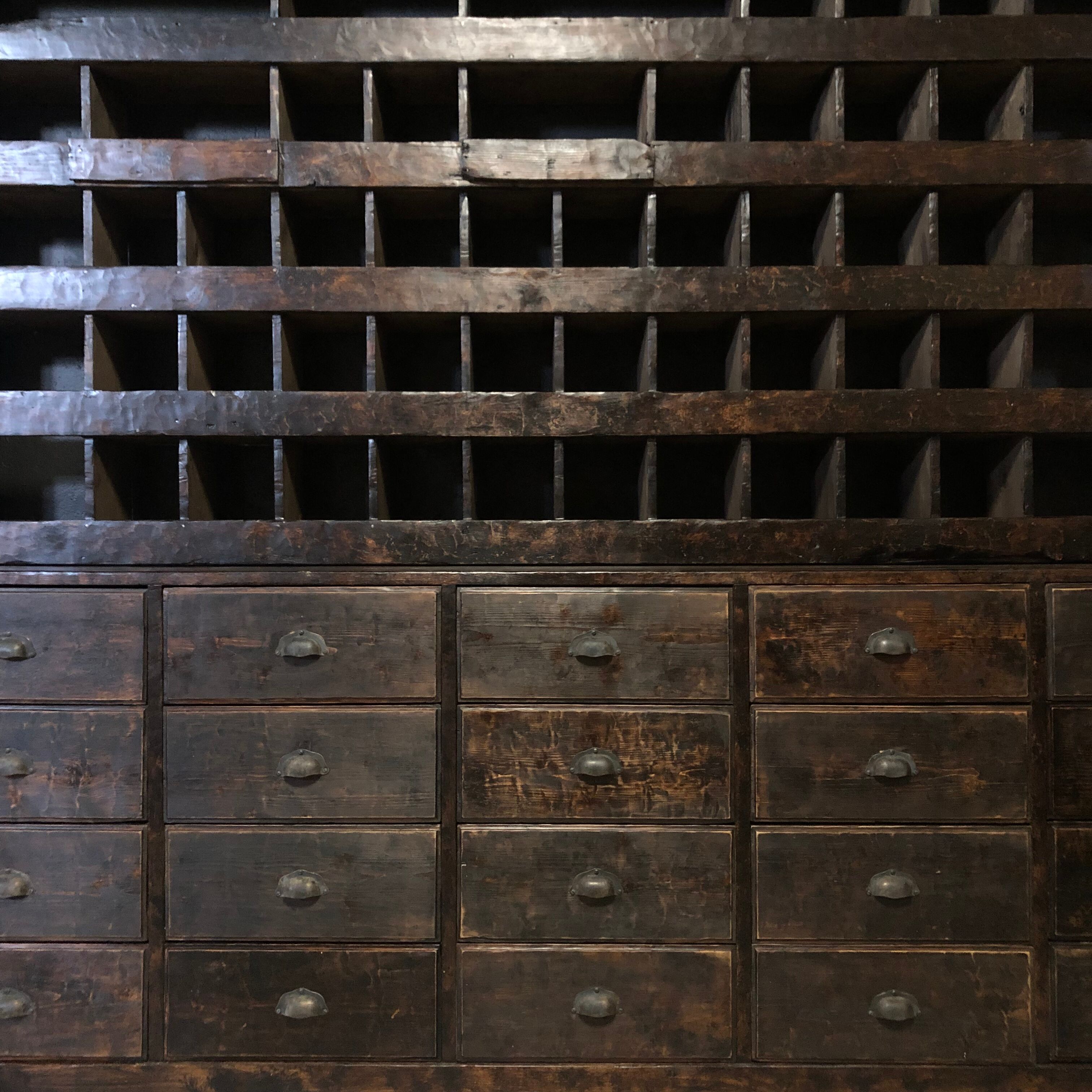 Meuble de métier à tiroirs et casiers