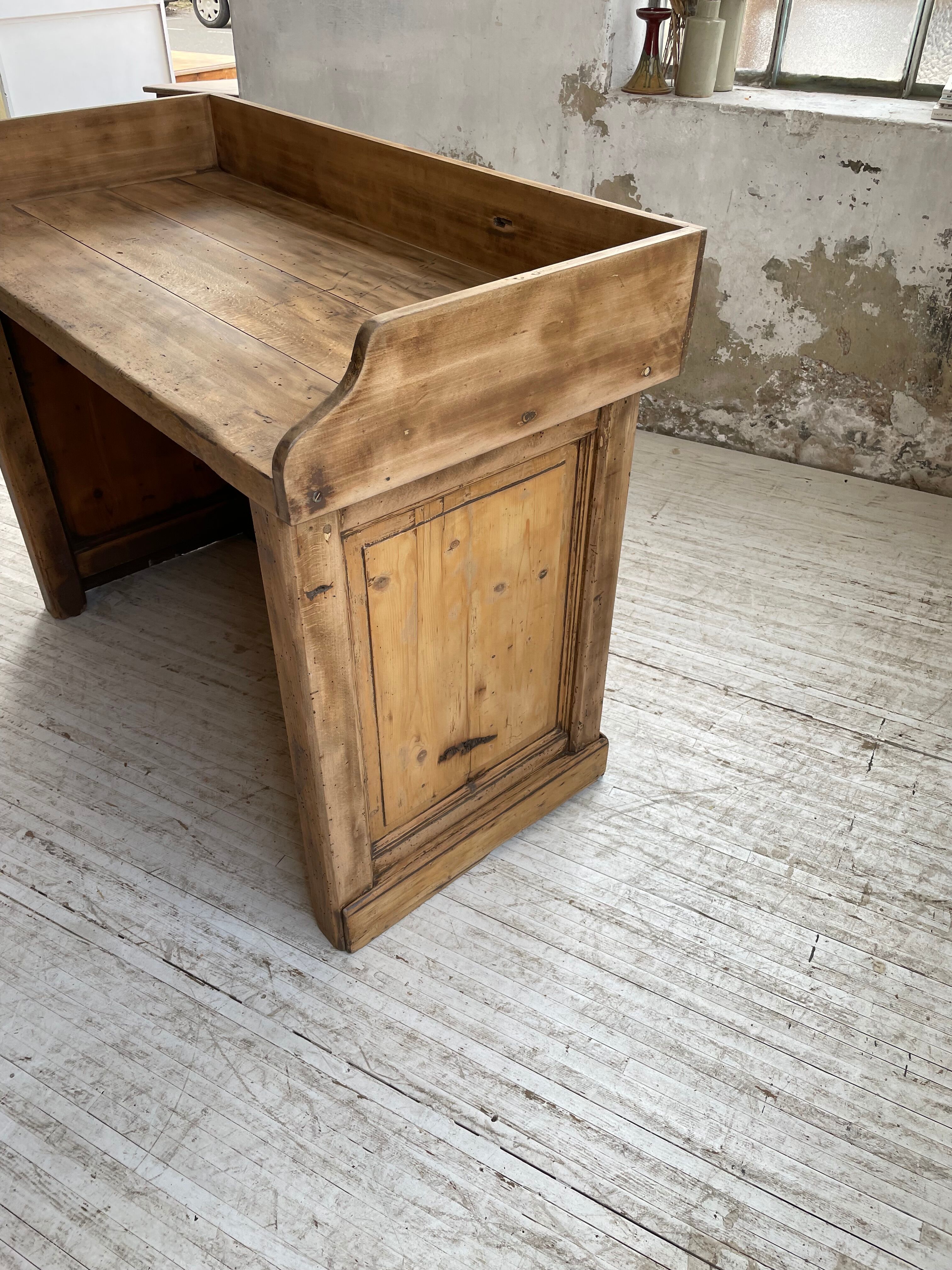 Trading counter central island pine