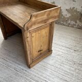 Trading counter central island pine