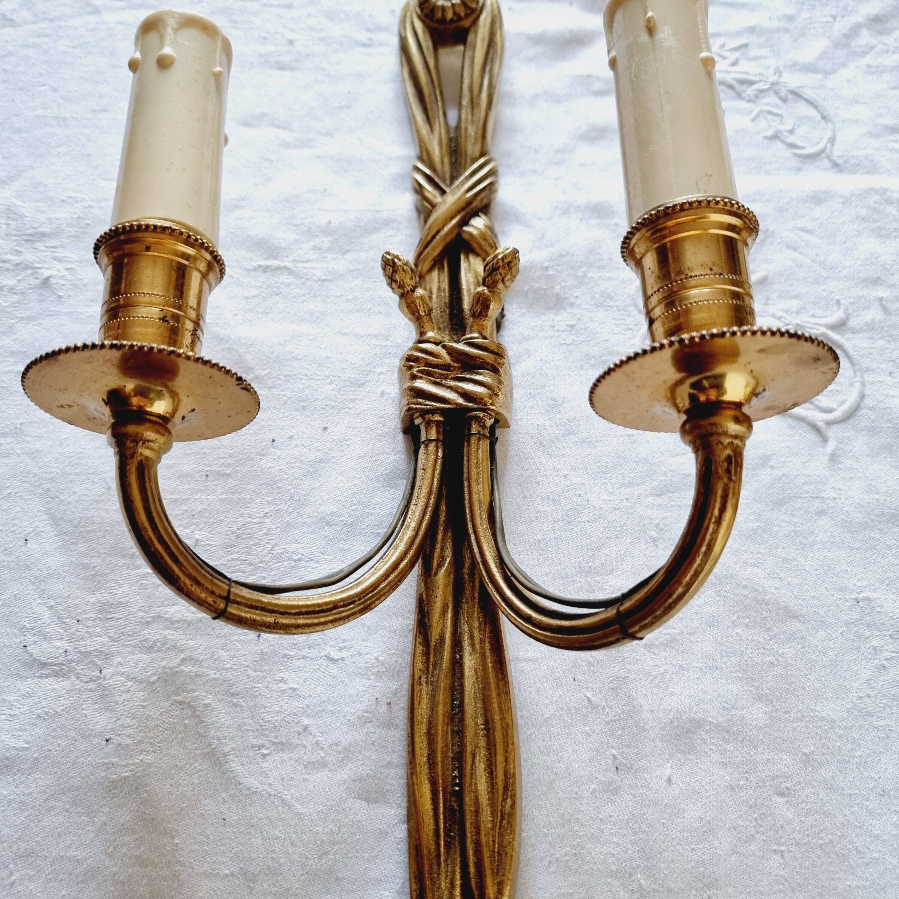 Pair of French wall sconces in bronze, Louis XVI style, with cord.