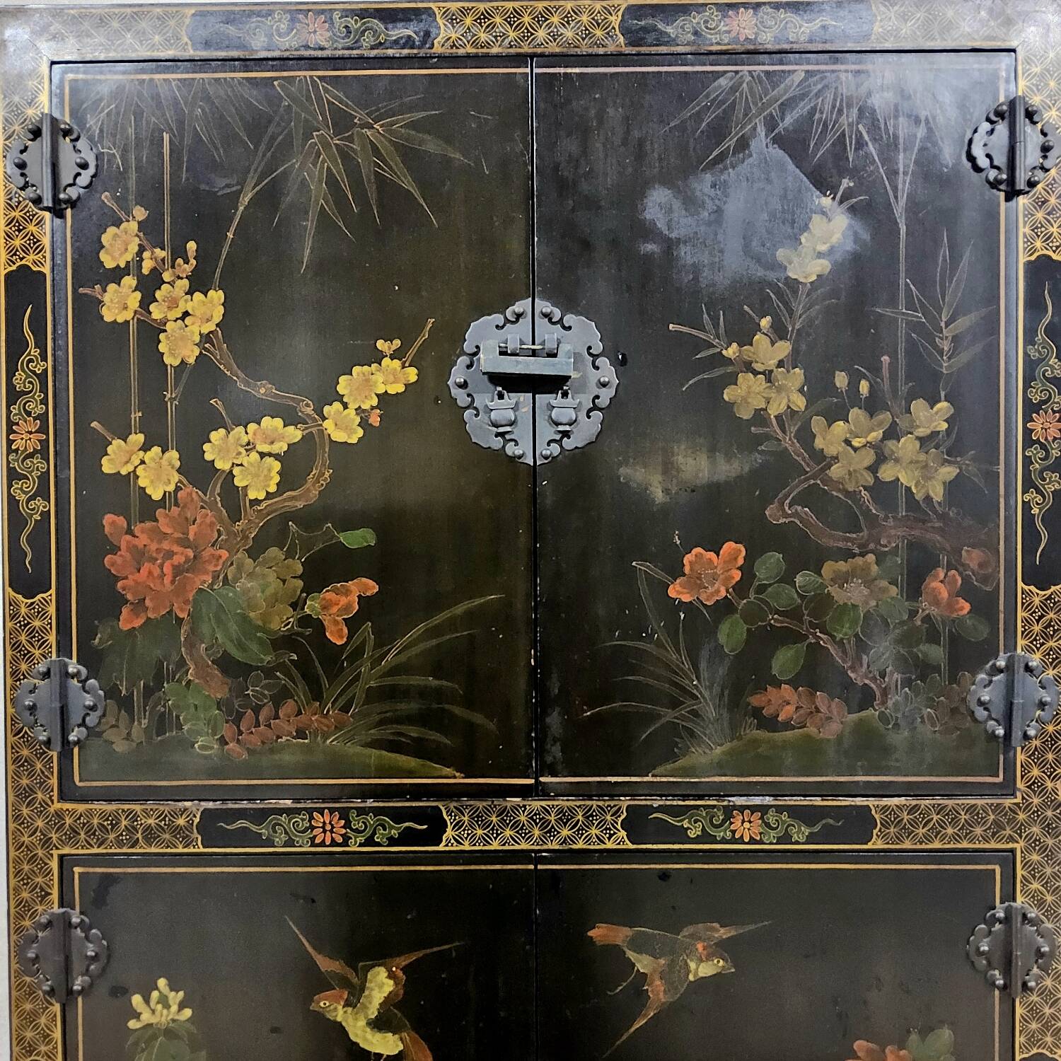 Cabinet vintage noir en laque chinoise avec fleurs et oiseaux / bohème