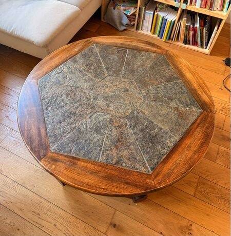 Round coffee table in solid wood & natural stone – diameter 99 cm