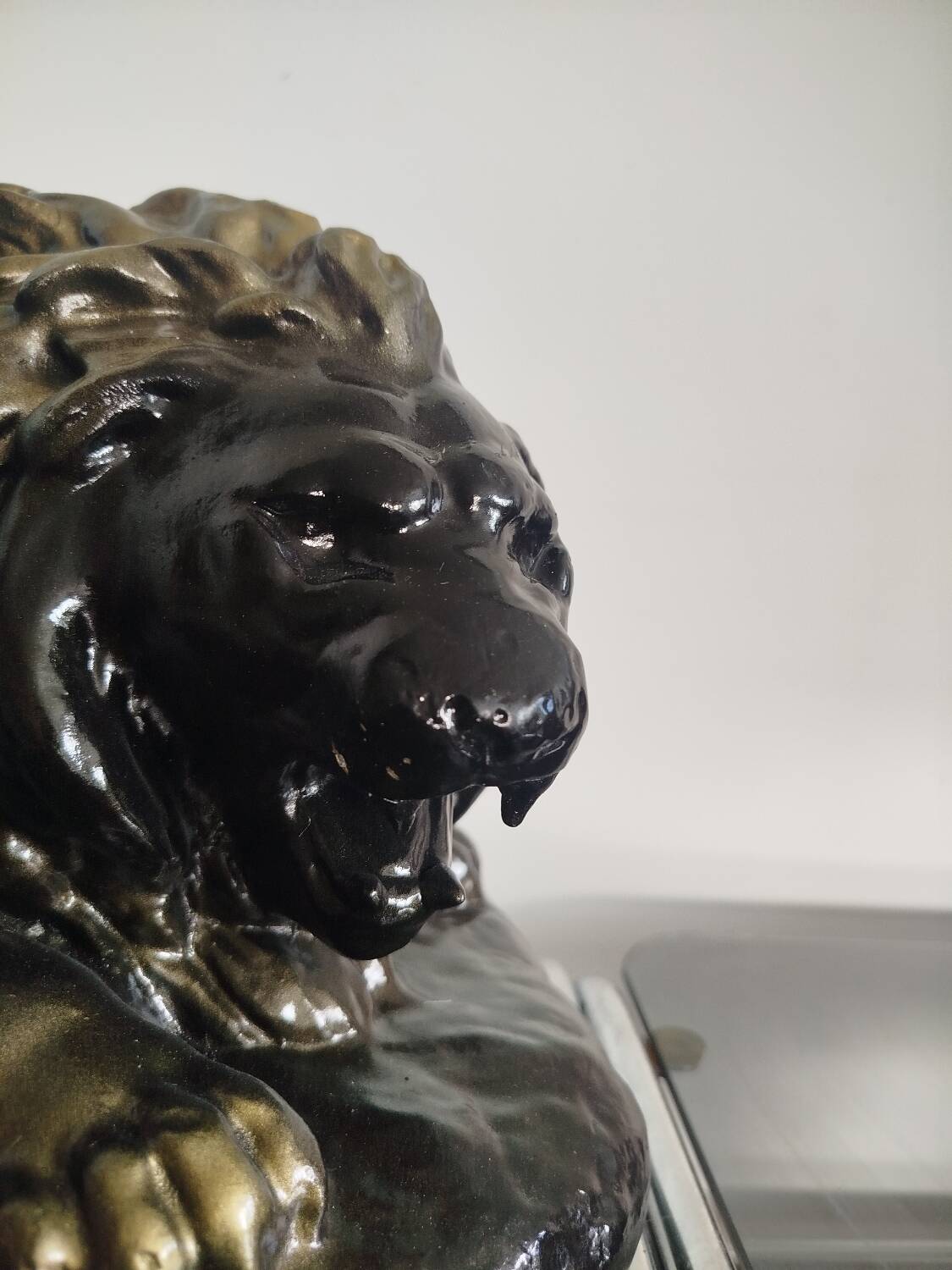 Large statue of a reclining lion - antique plaster