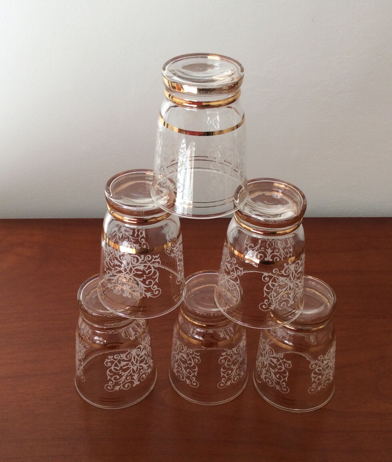 Set of 6 glasses decorations in relief arabesques white edges gilded - vintage