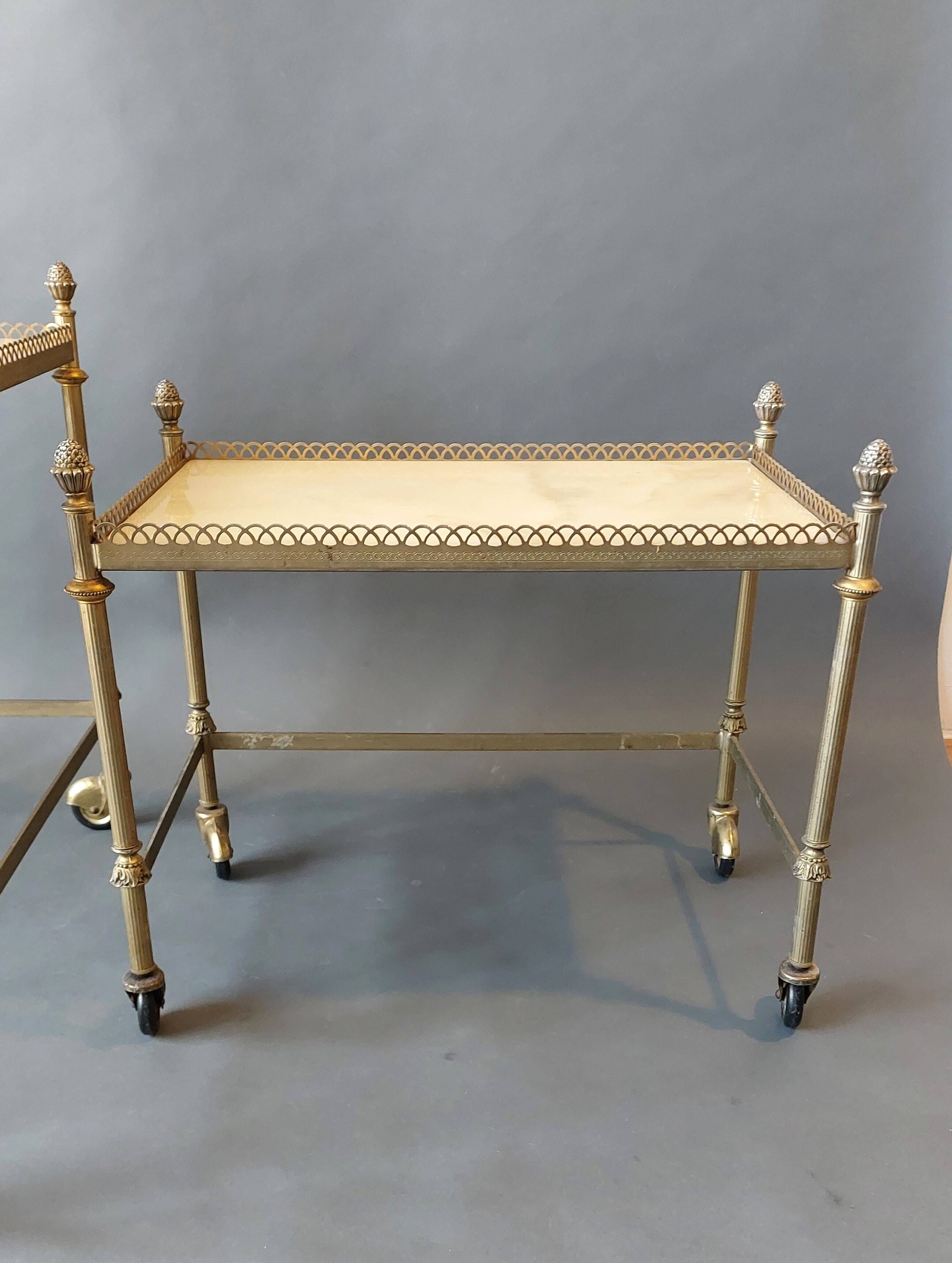 Neoclassical nesting trolleys in gilded brass and peach marble 1950/1960.