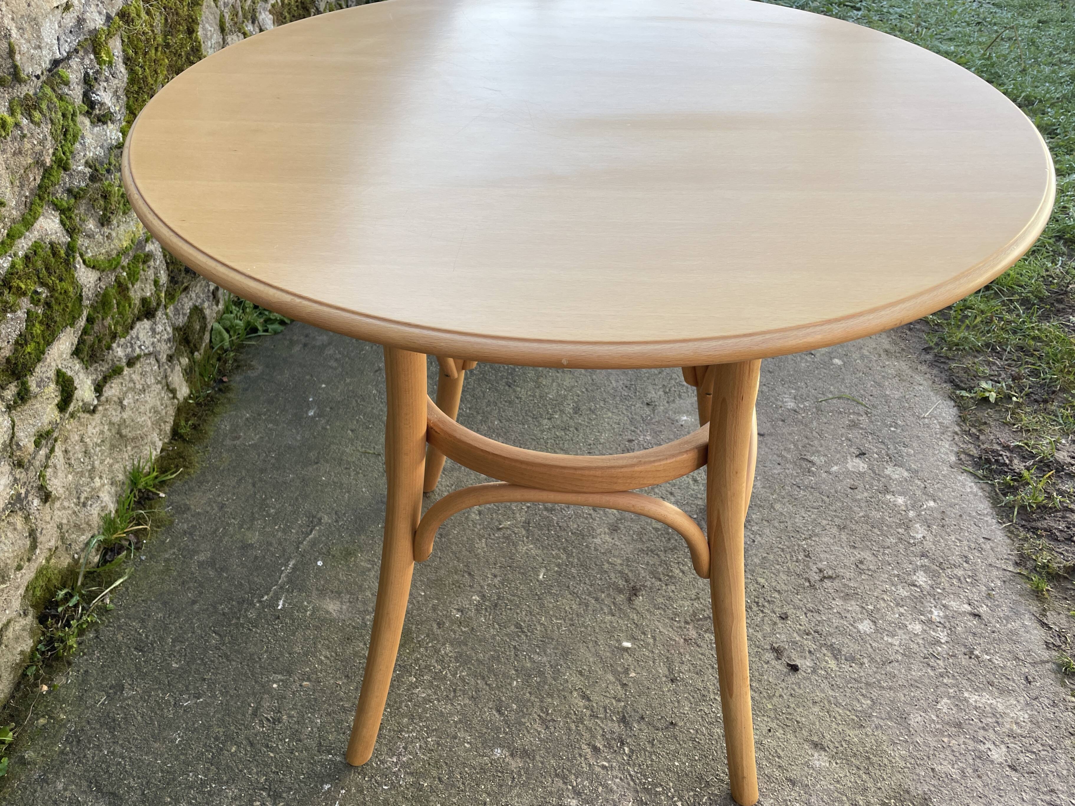 Thonet 152 round table