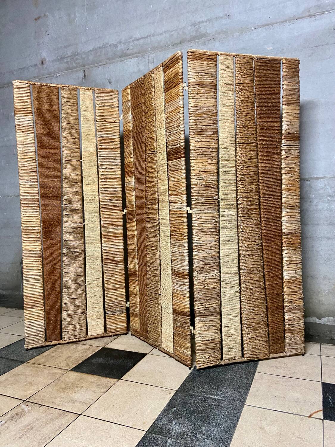 Vintage screen in straw and braided rope