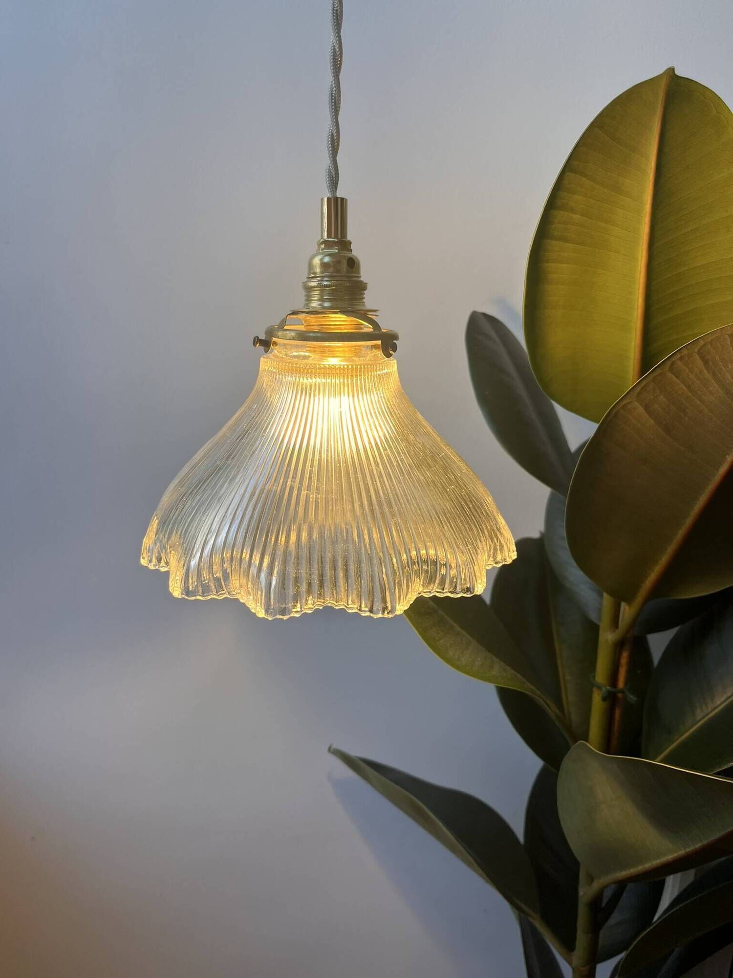Suspension en verre holophane vintage - 2 disponibles