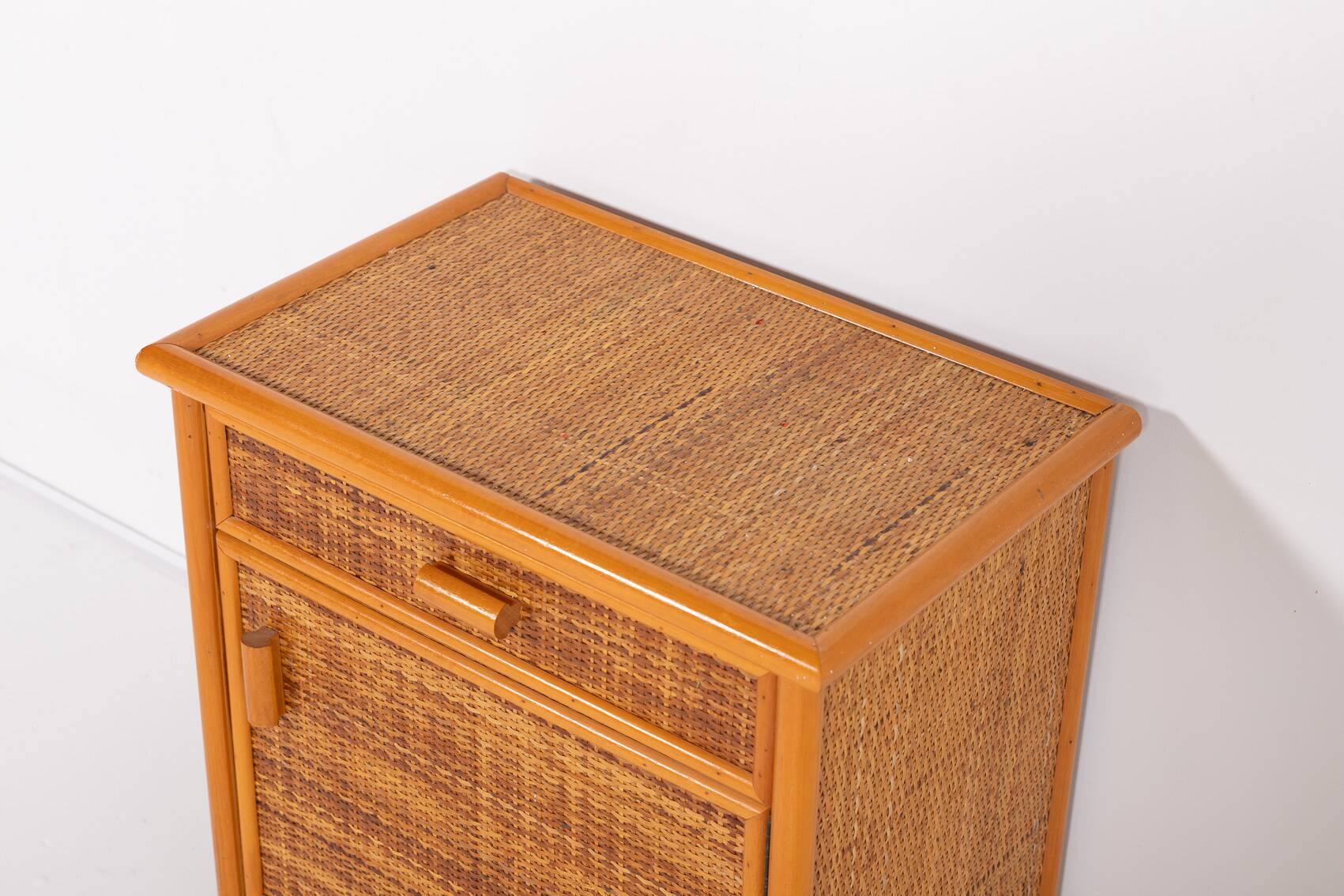 Armoire vintage en rotin et osier