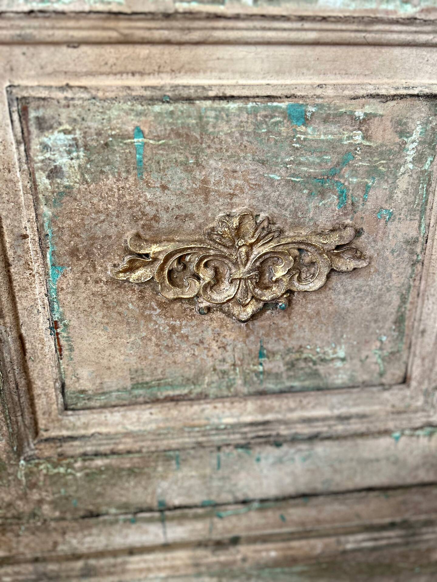 Meuble ancien Louis-Philippe à capot – patine artisanale