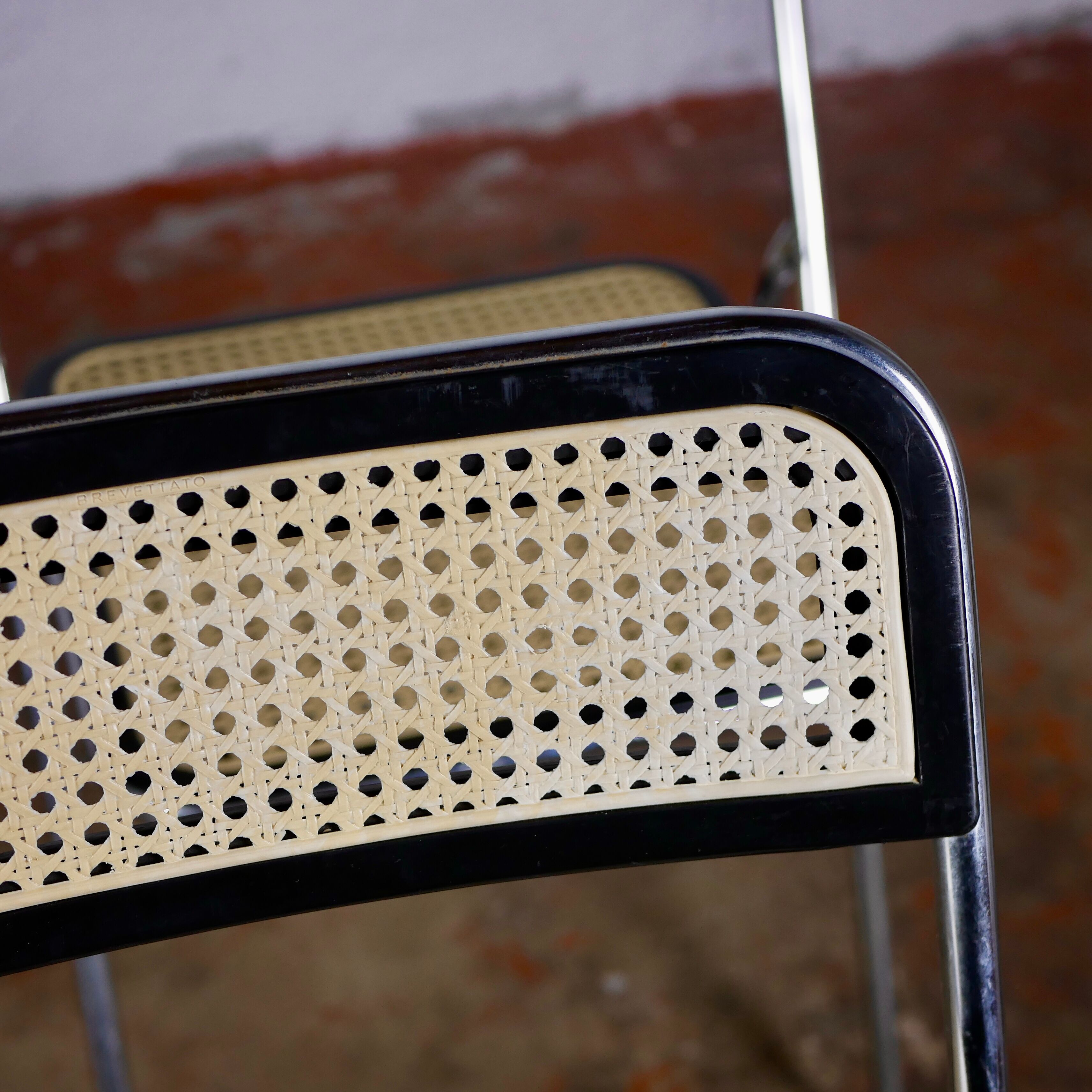 Series of 4 folding chairs in canning