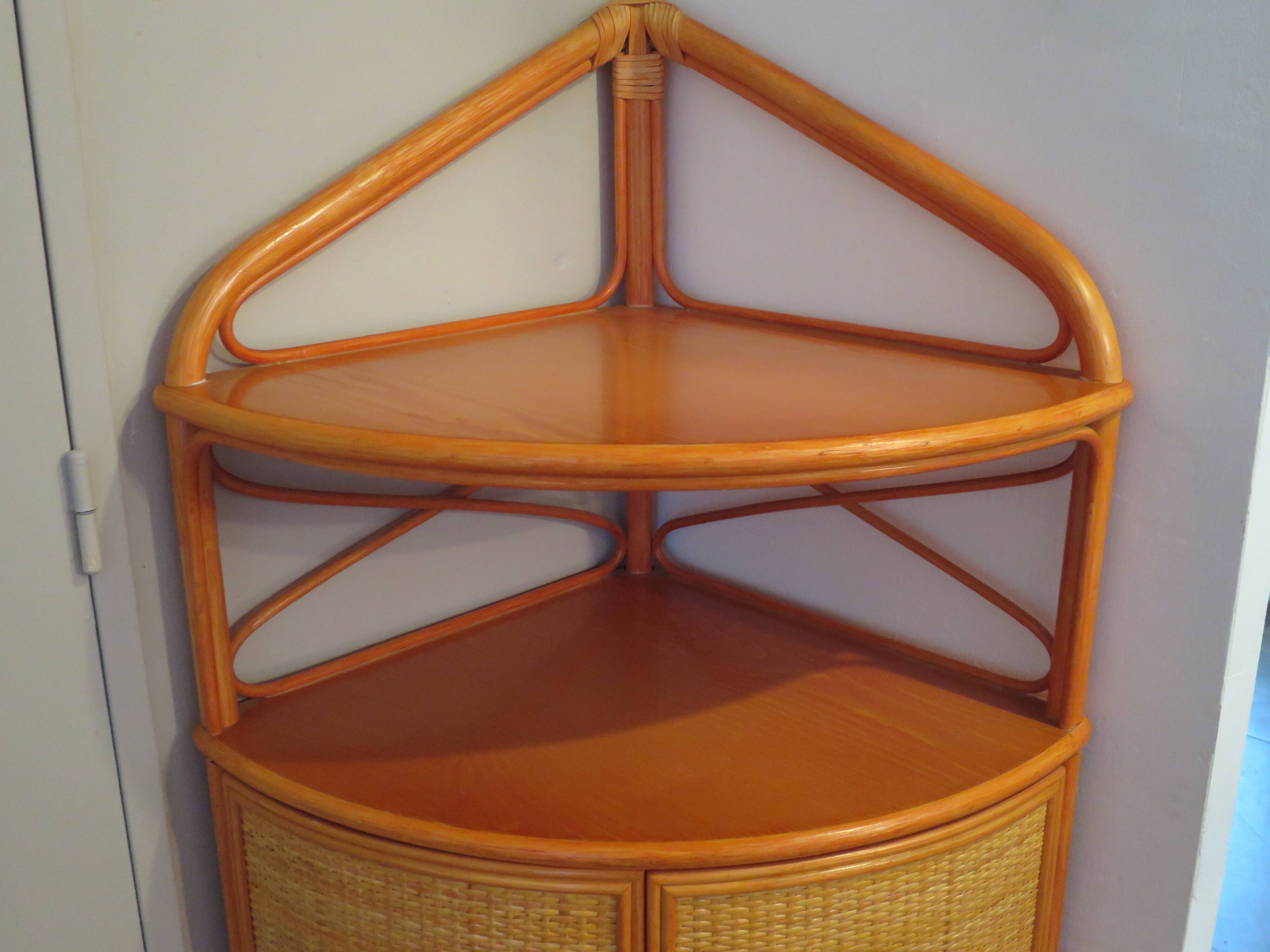 Rare-meuble d'angle-bois rotin bambou-années 70 -vintage-2 portes -bibliothéque étagère d'angle