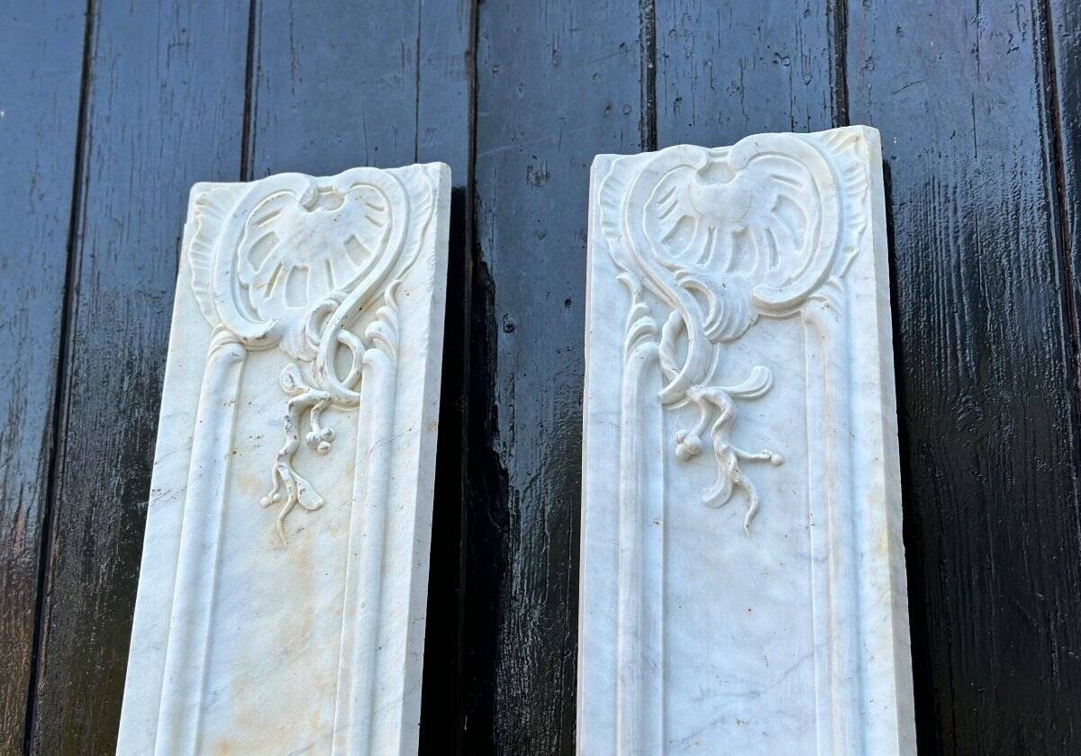 Pair of Louis XV pilasters in Carrara marble, 18th century