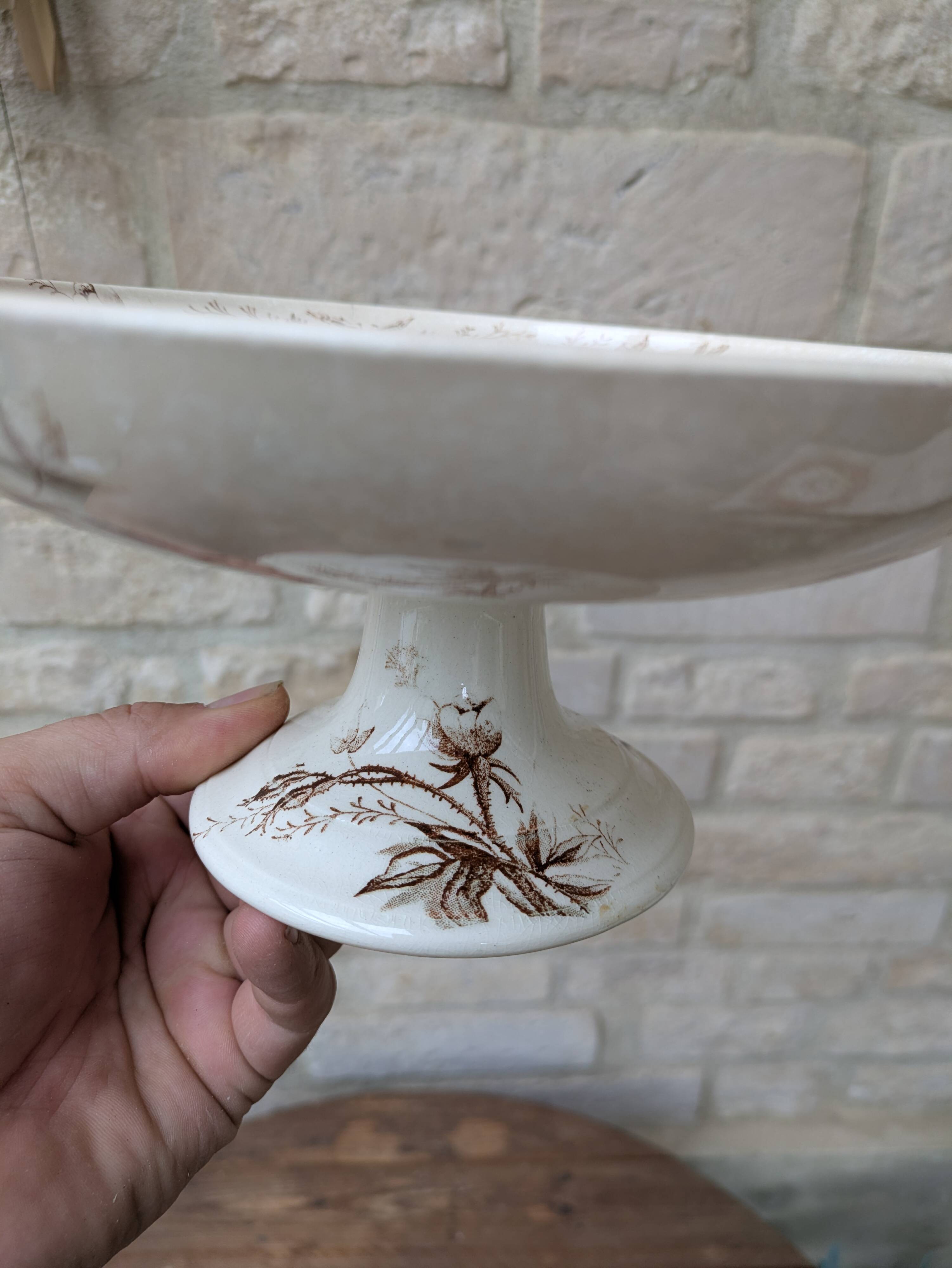 Flat serving compote dish in Terre de Fer HB & Cie with brown floral decoration.