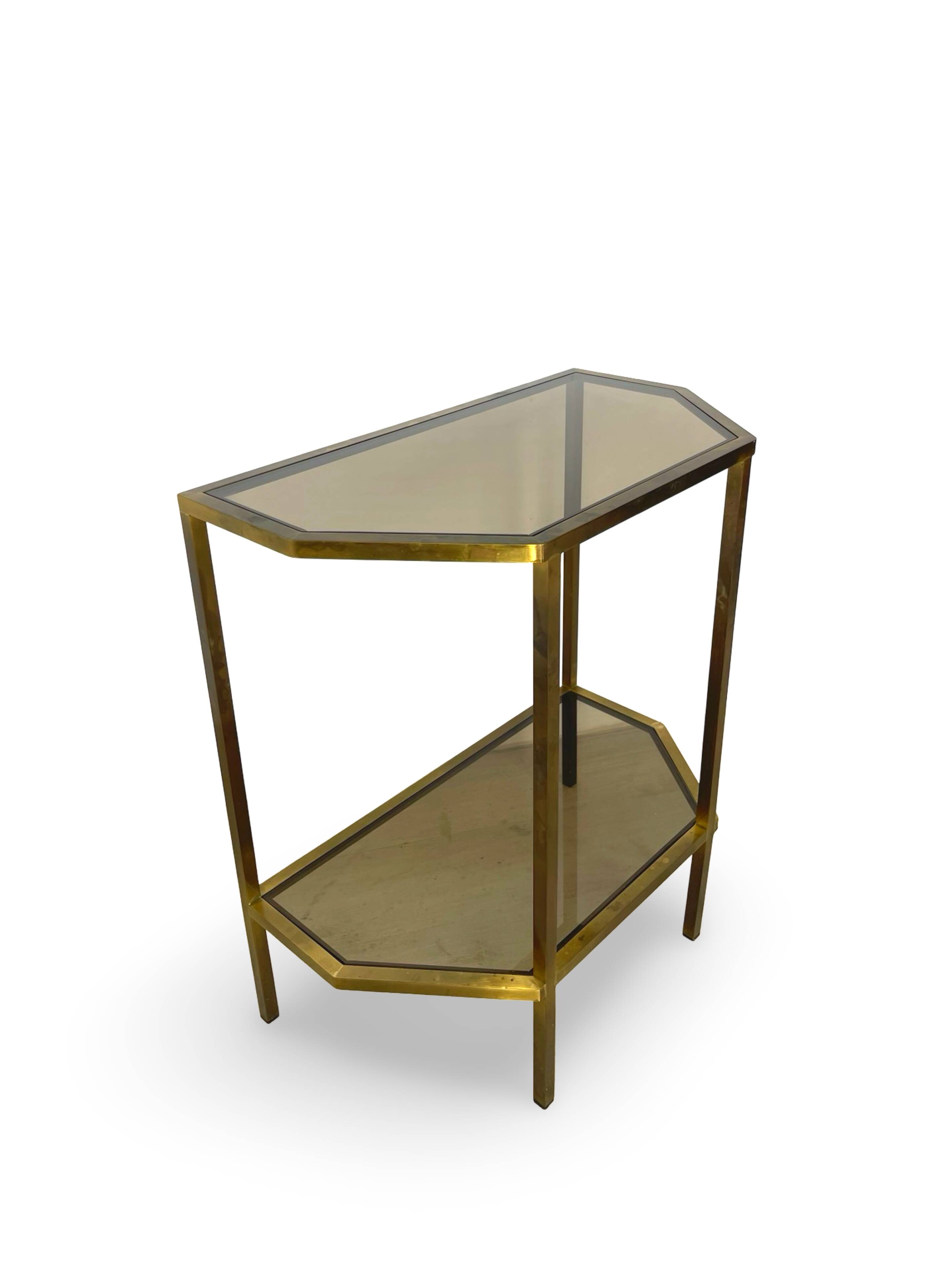 Table d'appoint italienne demi-hexagonale en laiton des années 1970.