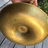 Paire de bougeoirs anciens en laiton à poussoir