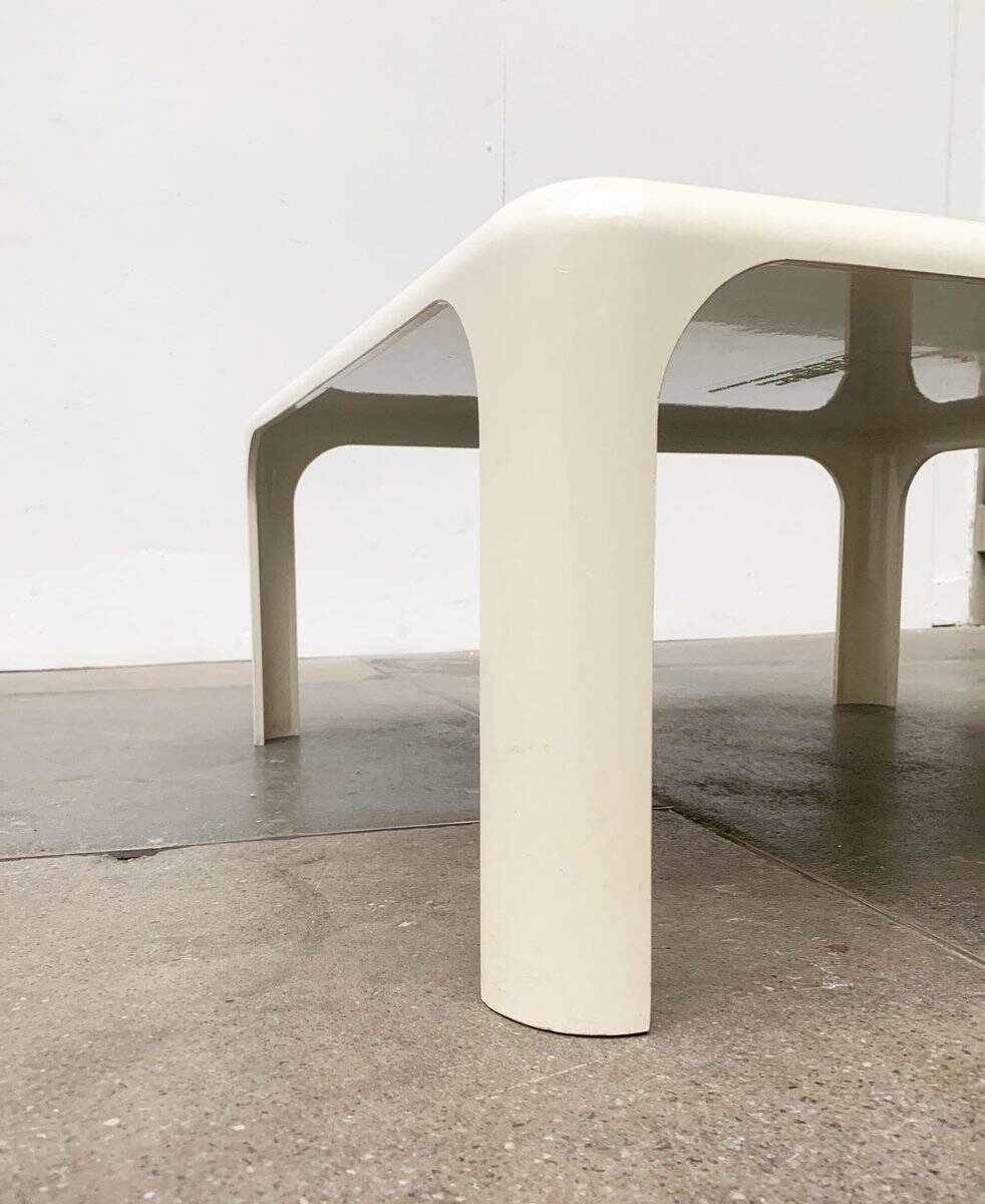 Demetrio lounge coffee table from the Italian space age of the mid-century by Vico Magistretti for Artemide.