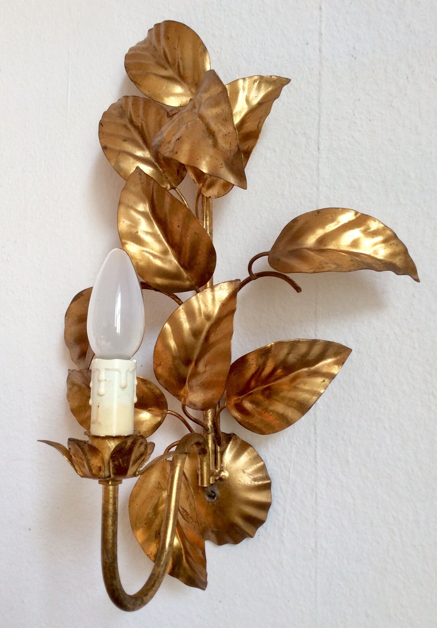 Apply gold metal sheets, Hans Kolg