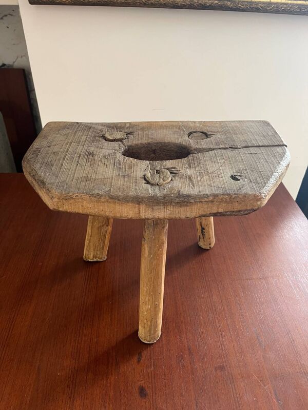 Petit tabouret de ferme rustique