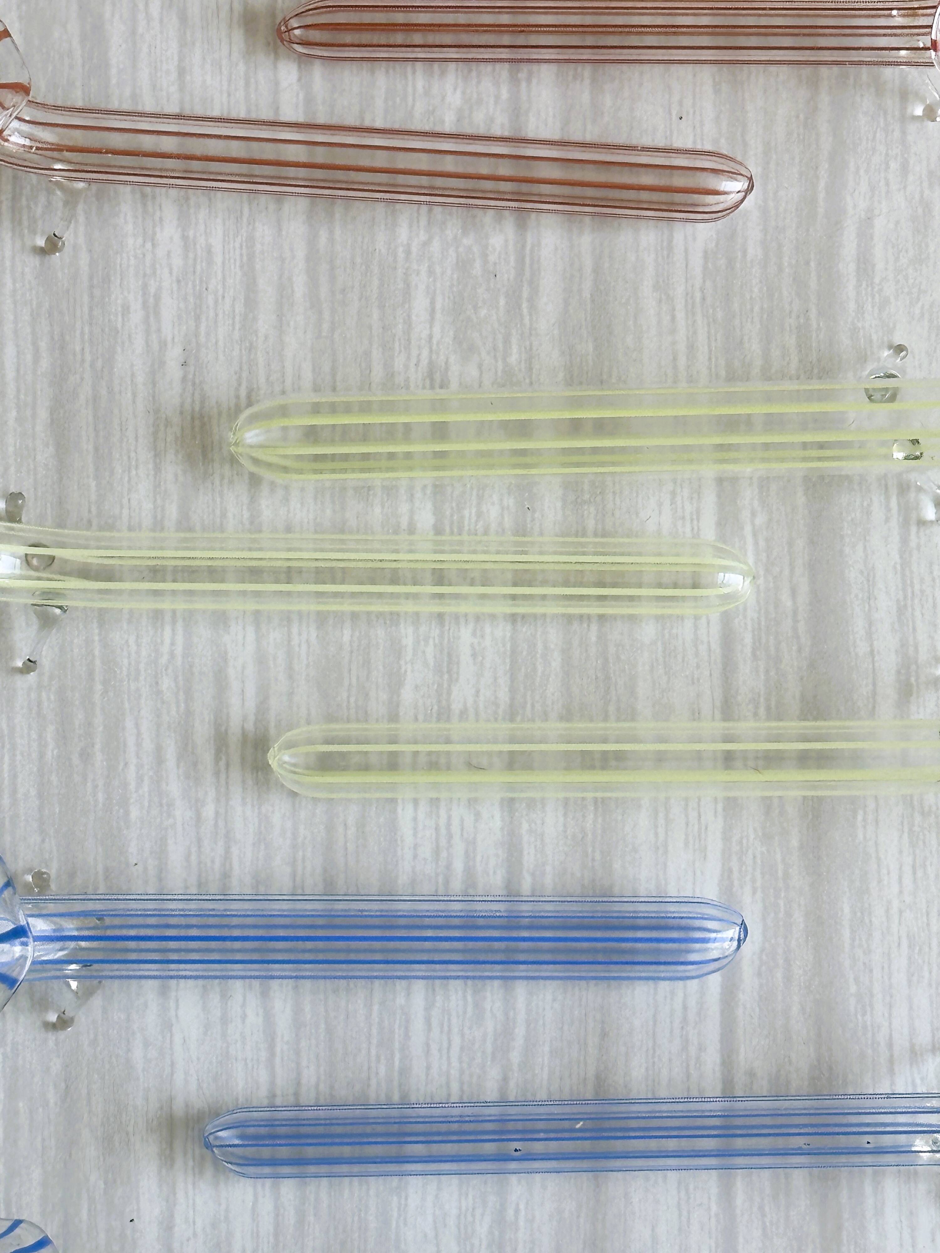 12 porte-couteaux en verre soufflé coloré, design rayé.